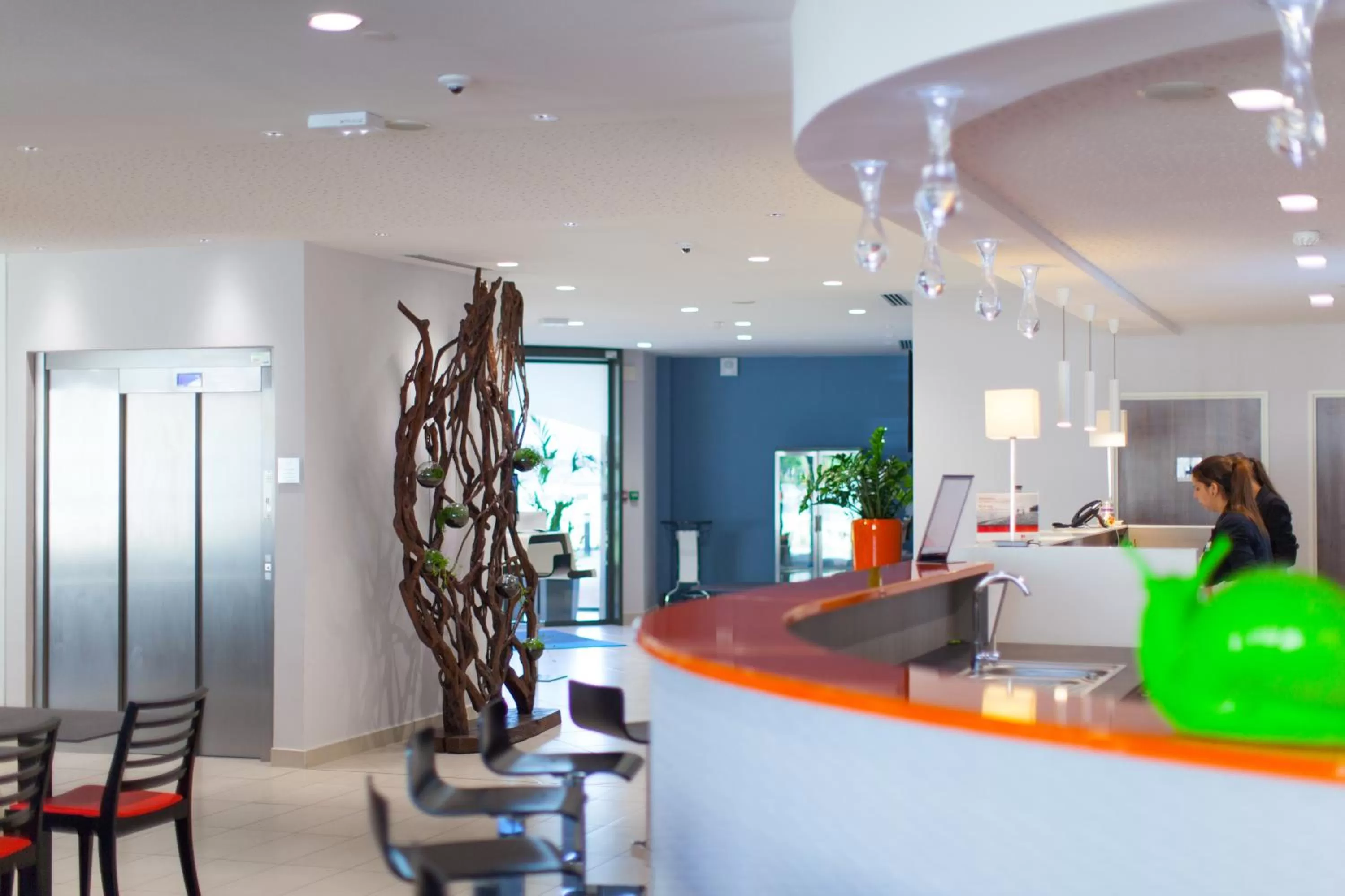Lounge or bar in Holiday Inn Express Toulon - Est by IHG