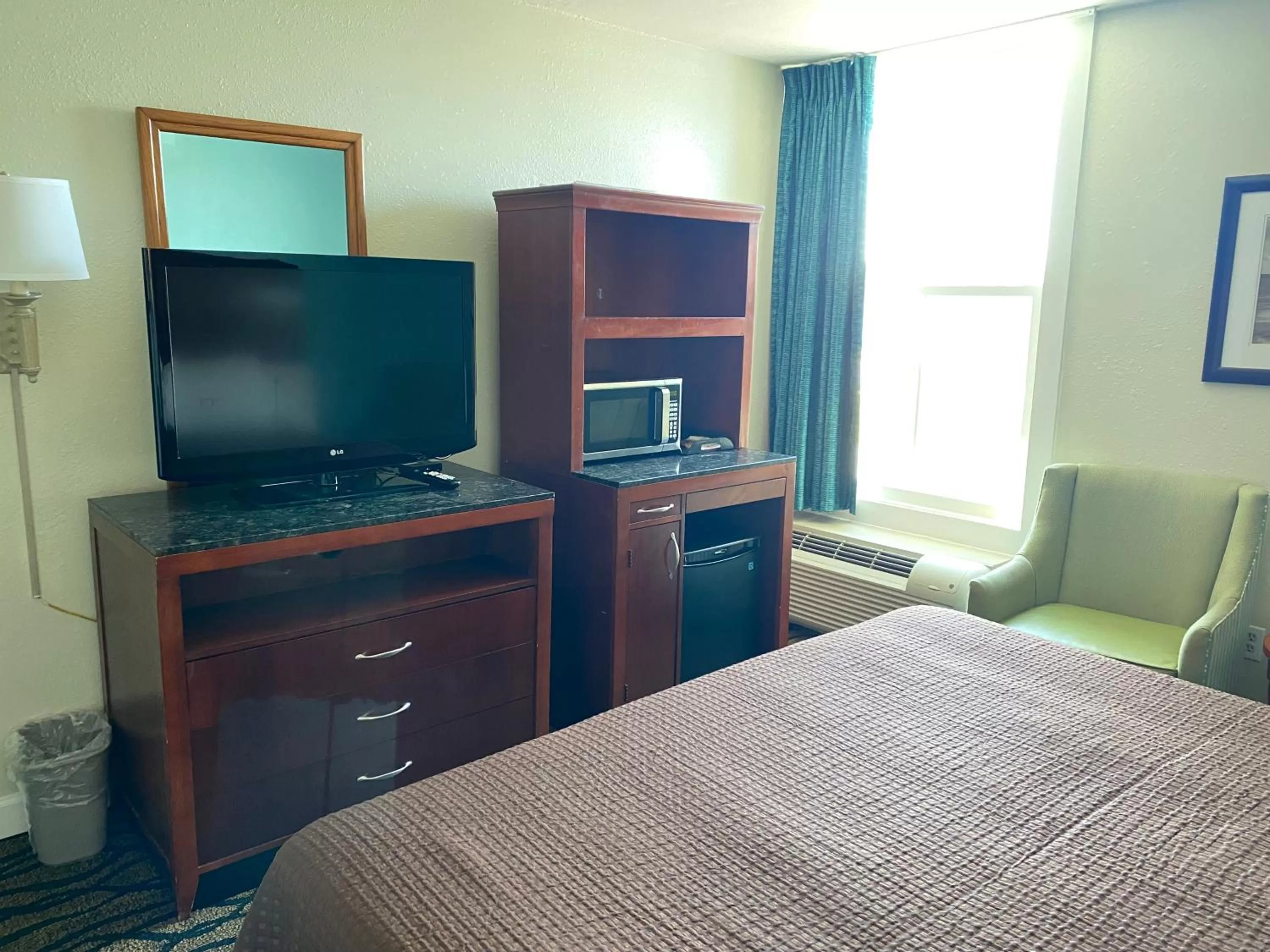 hair dresser, TV/Entertainment Center in Outer Banks Inn