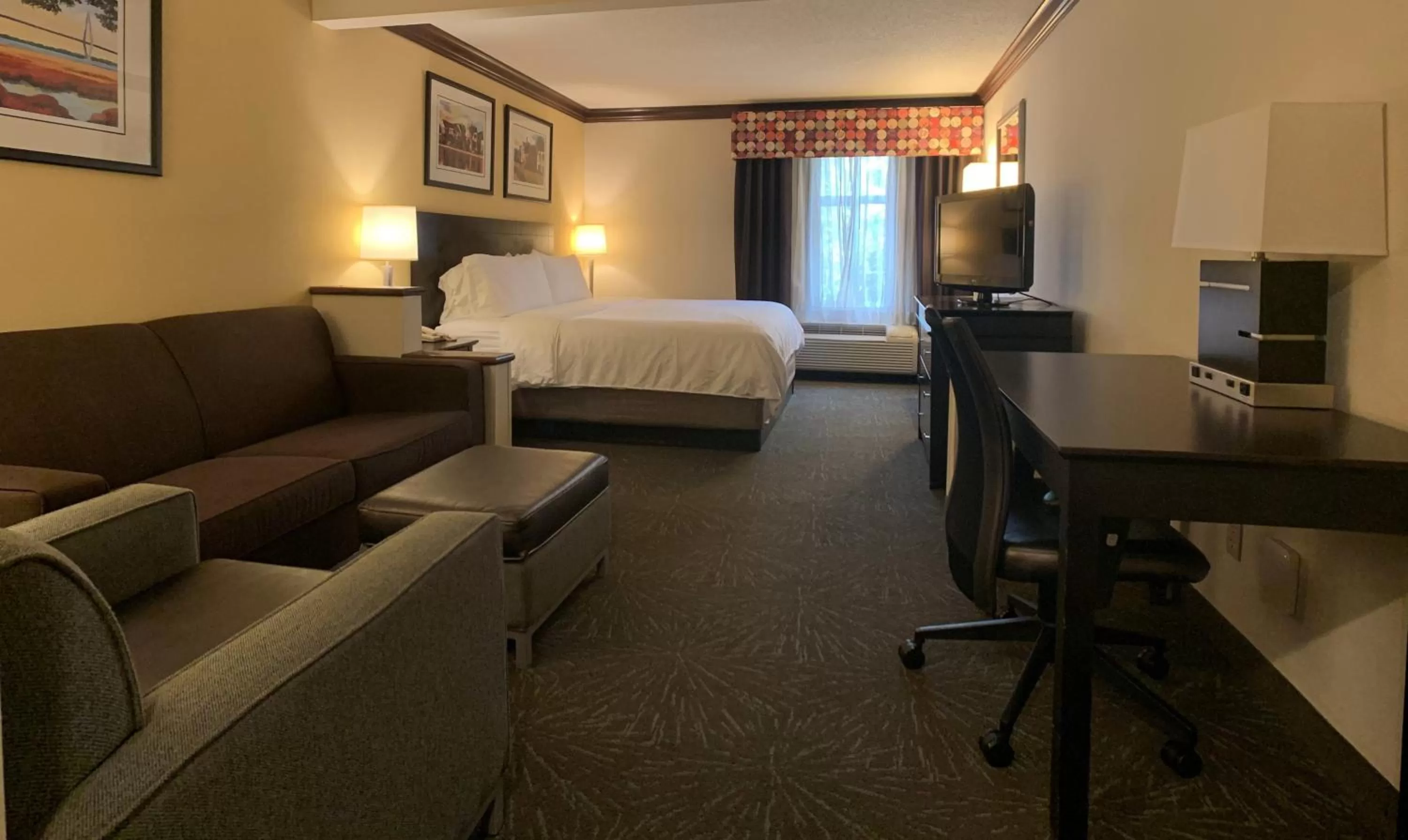 Photo of the whole room, Bed in Holiday Inn Express Hotel & Suites Charleston - Northwoods by IHG