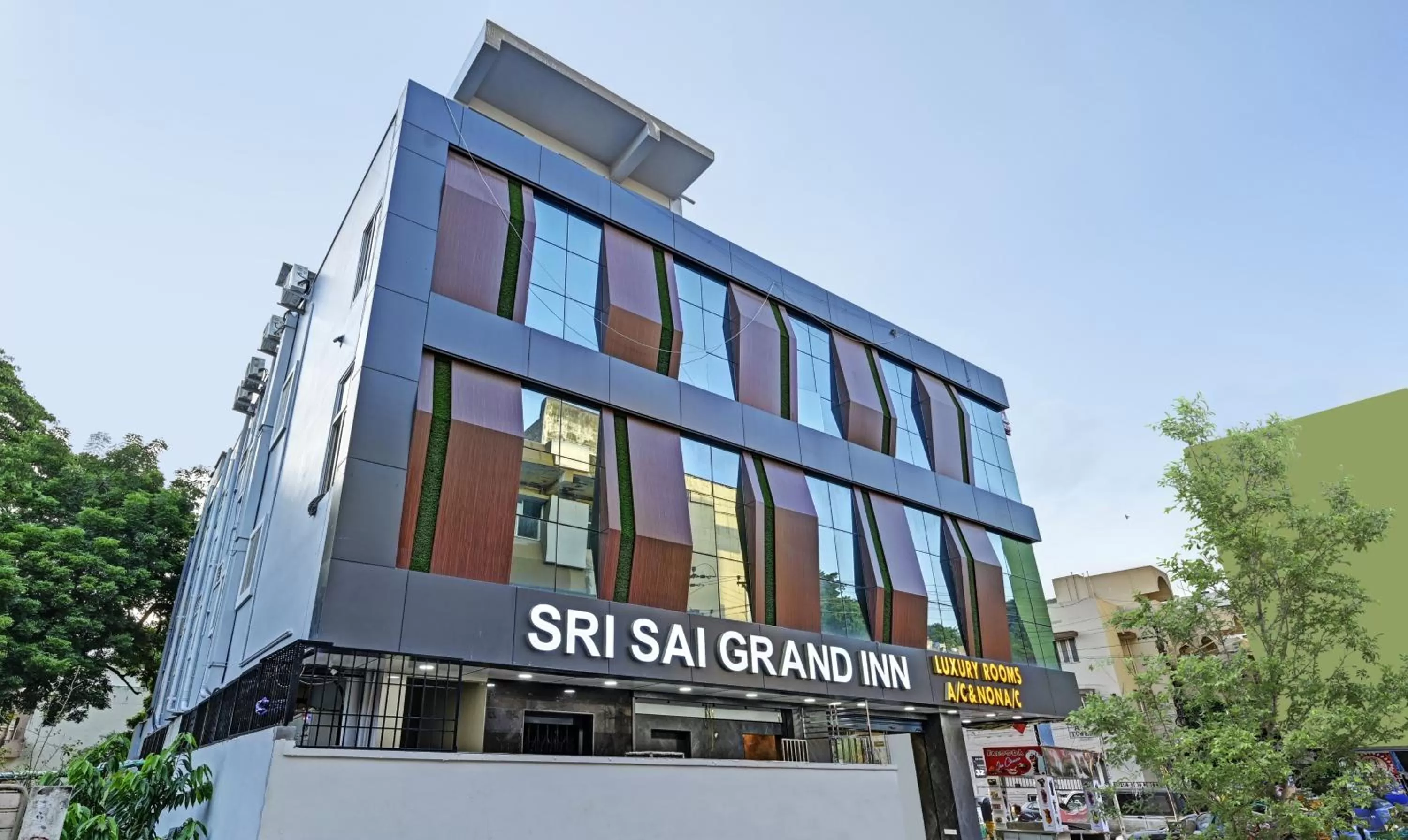 Facade/entrance in Itsy Hotels Sri Sai Grand Inn