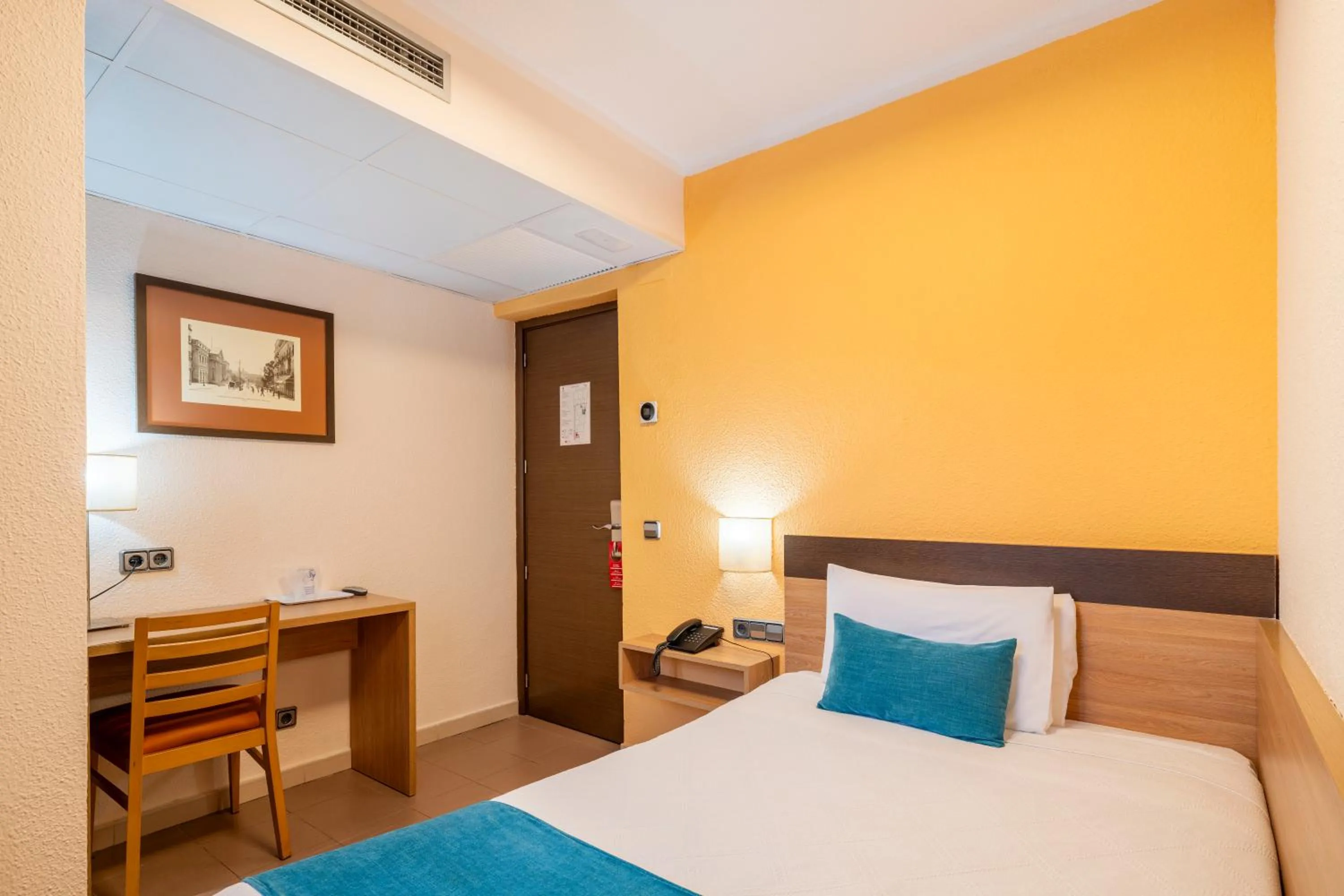 Bedroom, Bed in Hostal Ballesta