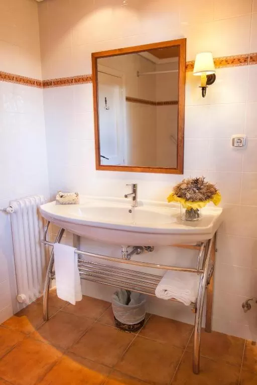 Bathroom in Hotel Rural Spa & Wellness Hacienda Los Robles