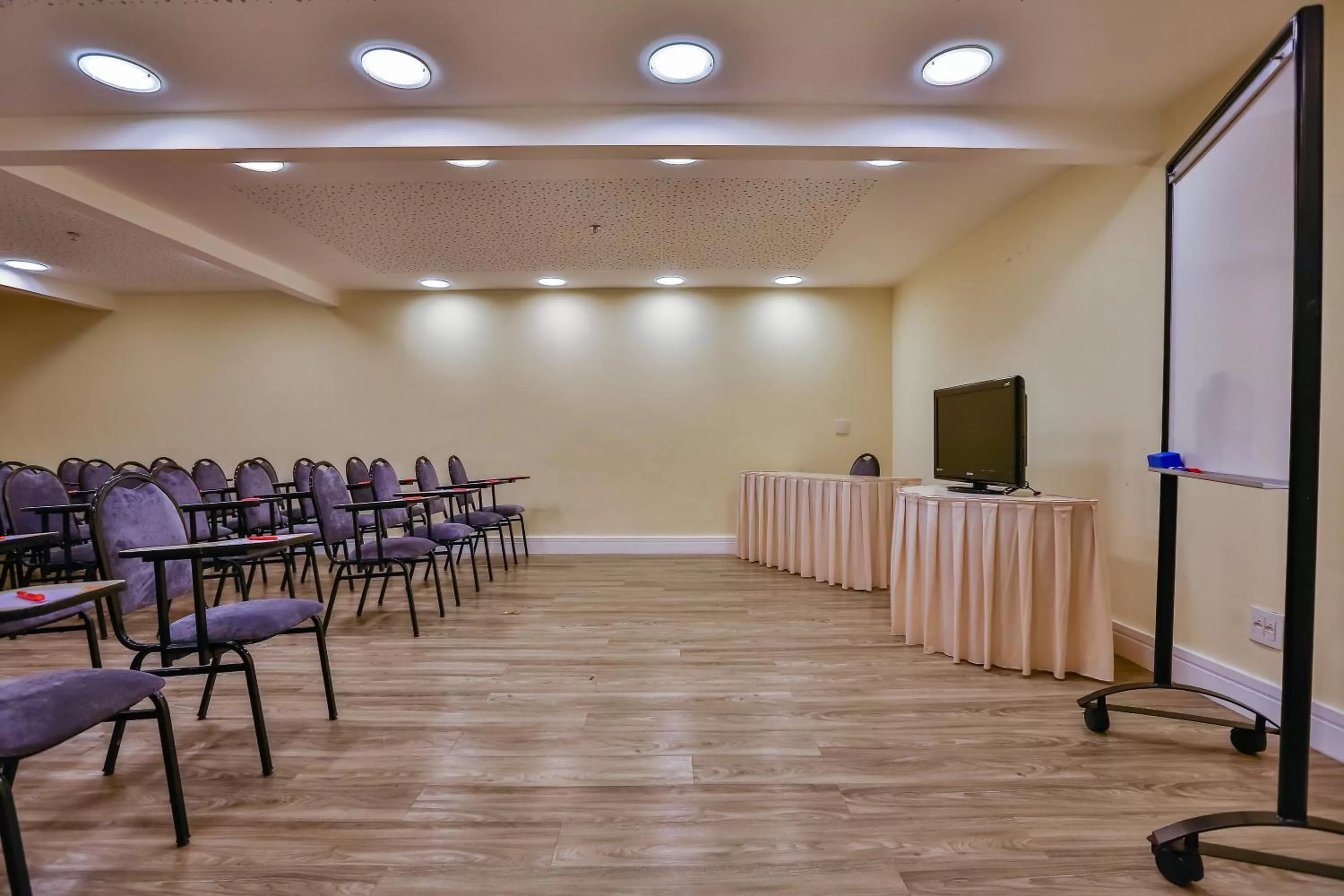 Meeting/conference room in Dubai Macaé by Atlântica