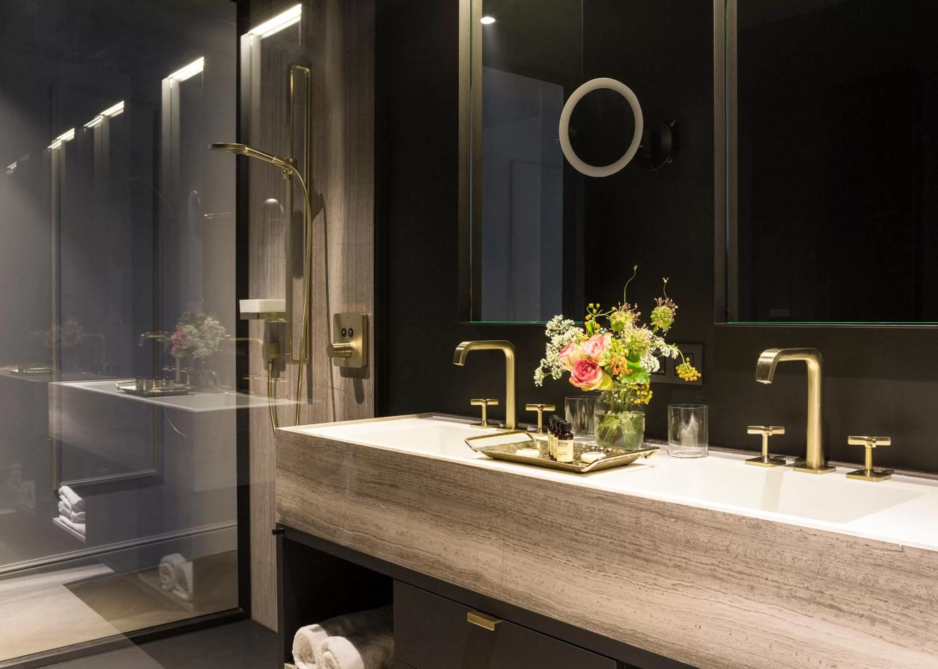 Shower in Gulde Schoen Luxury Studio-apartments