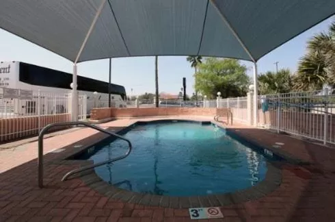 Swimming pool in Edinburg Executive Inn