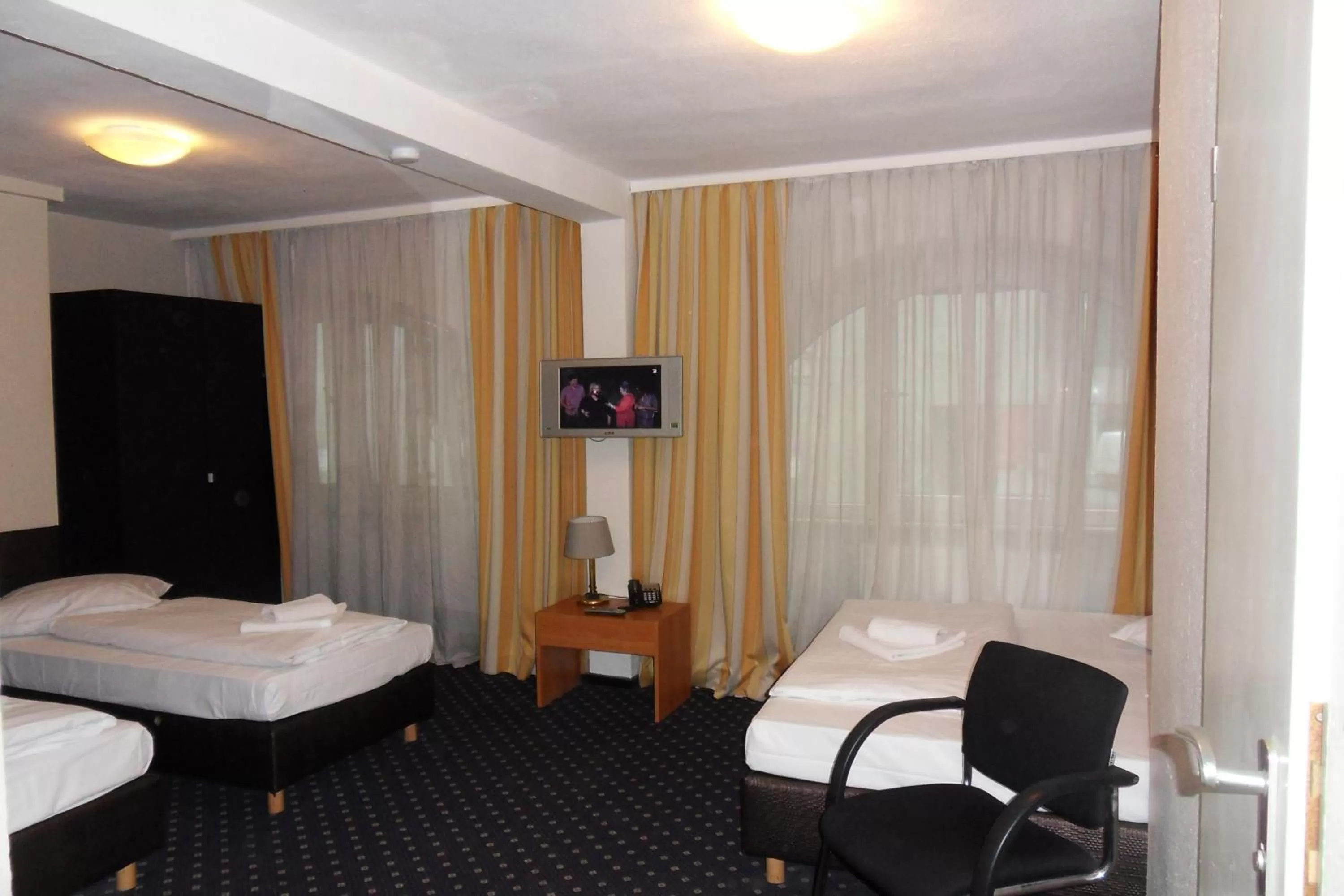 Photo of the whole room, Bed in Carlton Hotel