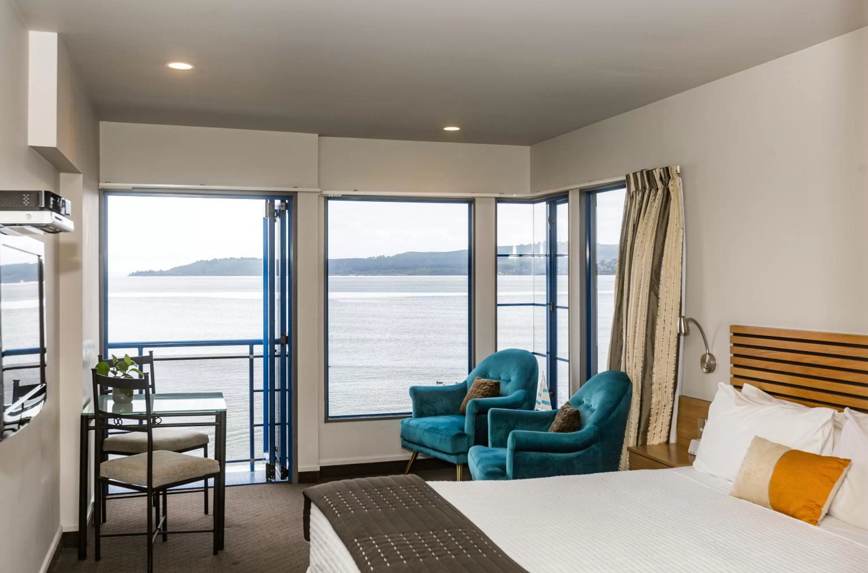 Seating area, Bed in Clearwater Motor Lodge