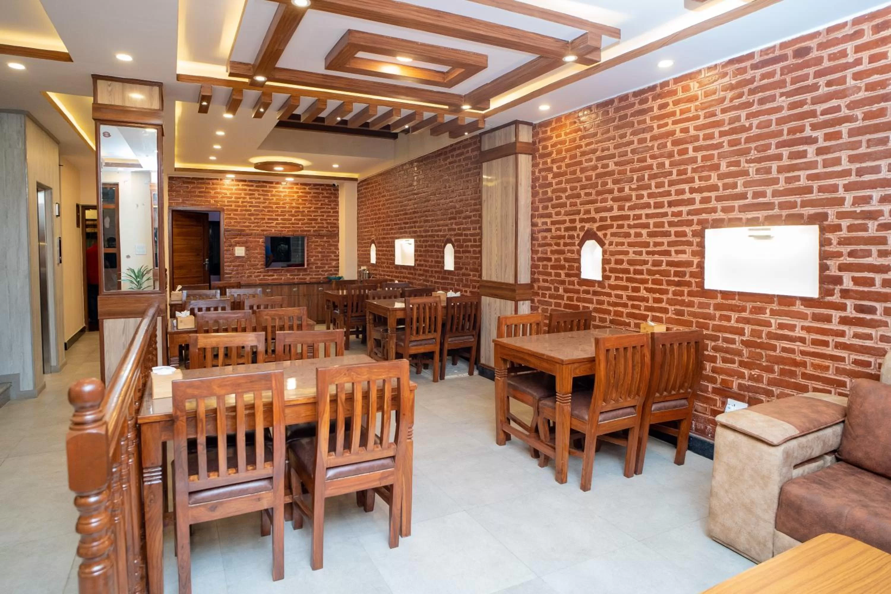 Restaurant/places to eat in Madhuban Hotel