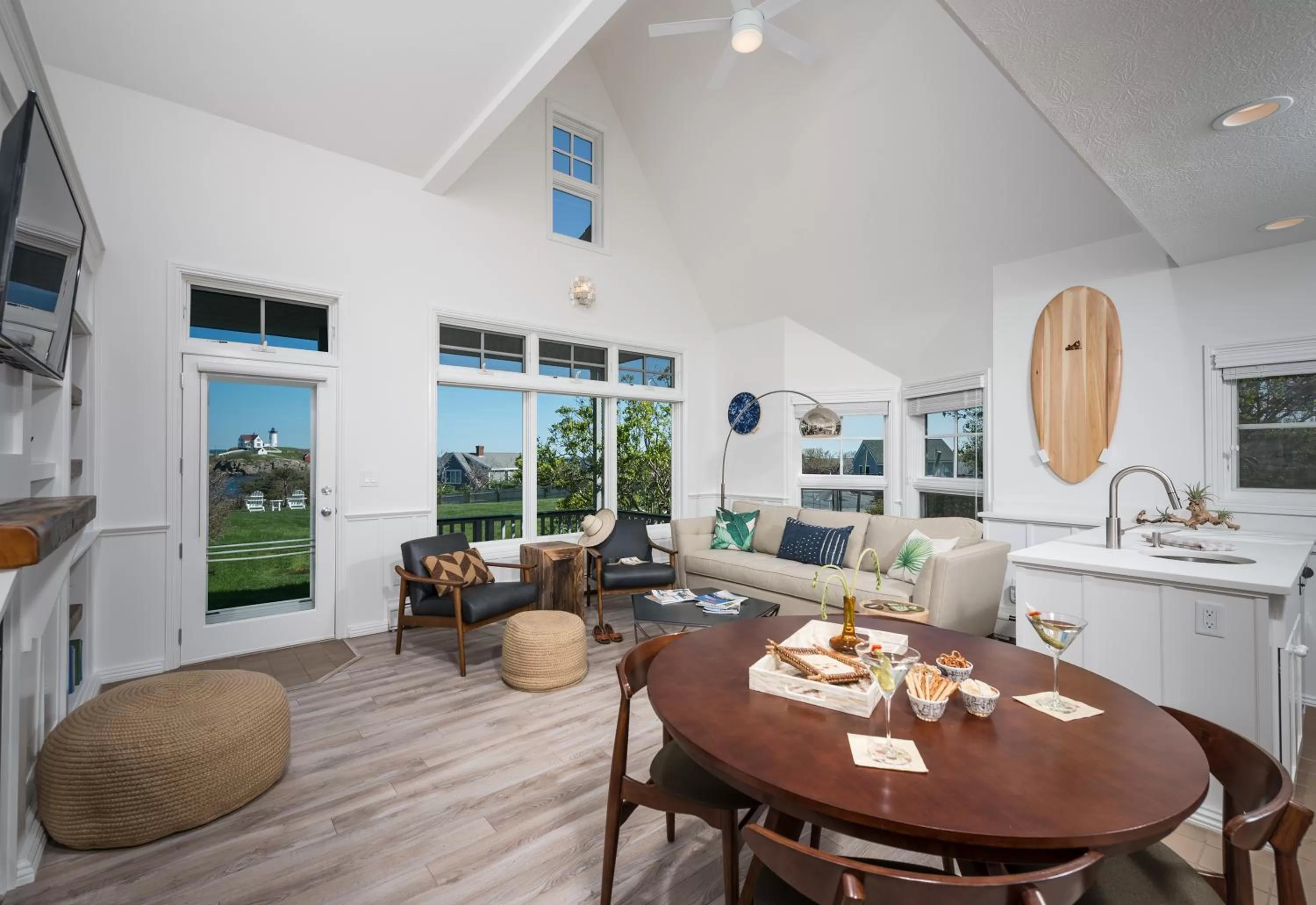 Living room, Dining Area in ViewPoint Hotel