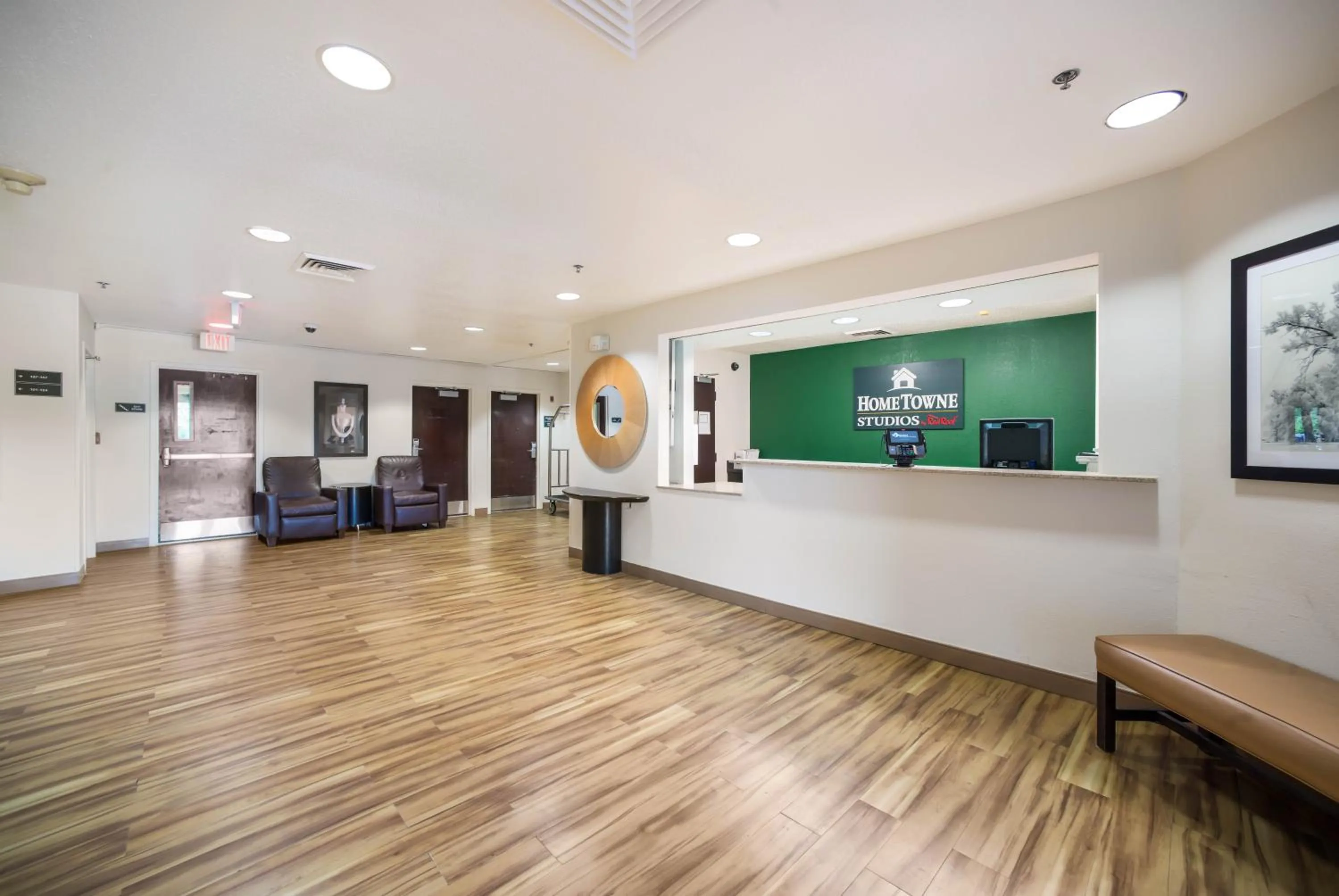 Lobby or reception in HomeTowne Studios by Red Roof St. Louis - Airport/N Lindbergh