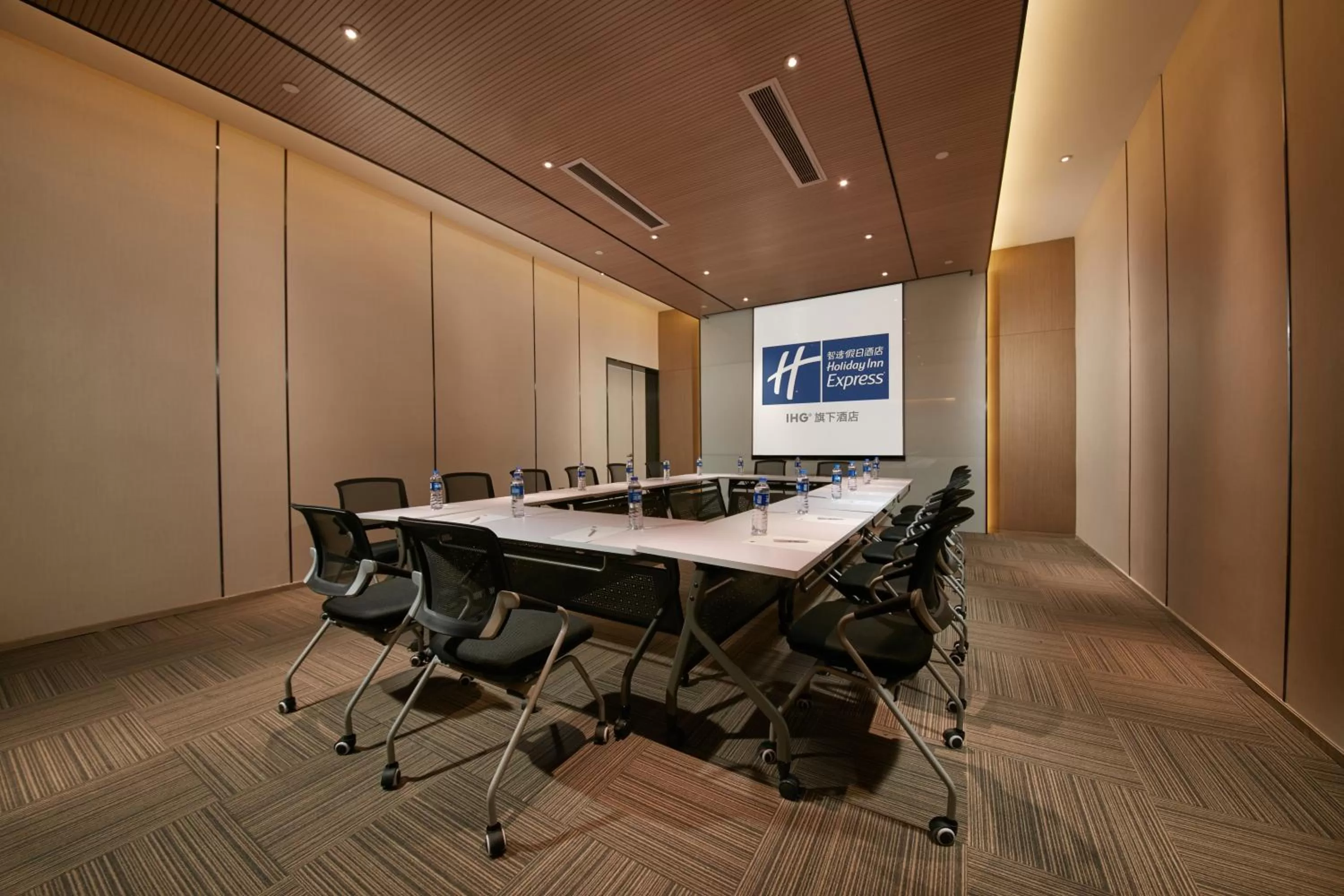 Meeting/conference room in Holiday Inn Express Hangzhou East Station by IHG