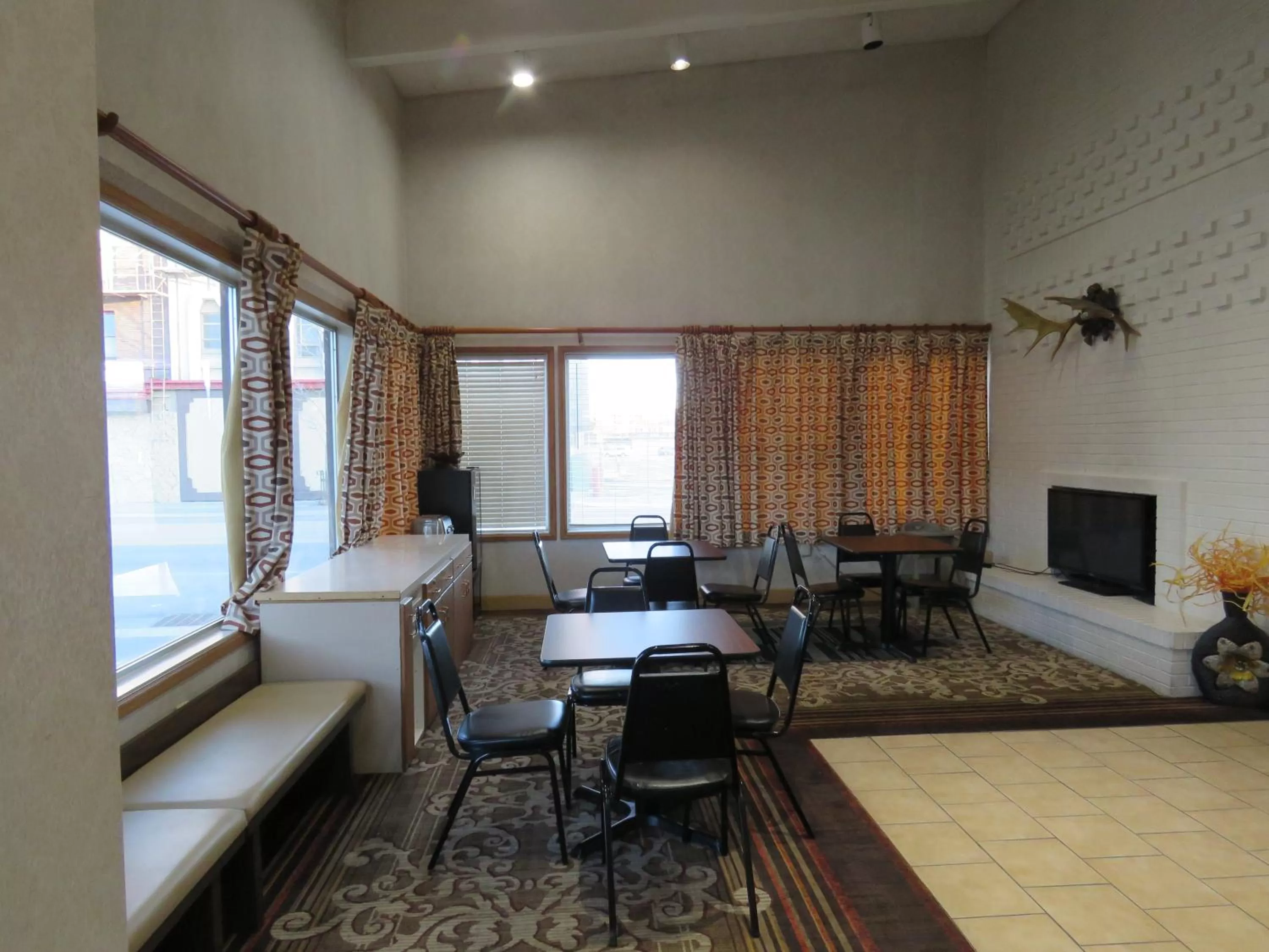 Breakfast in Thunderbird Motel