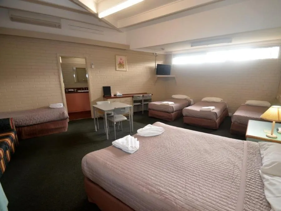 Large Family Room in Parkview Motor Inn