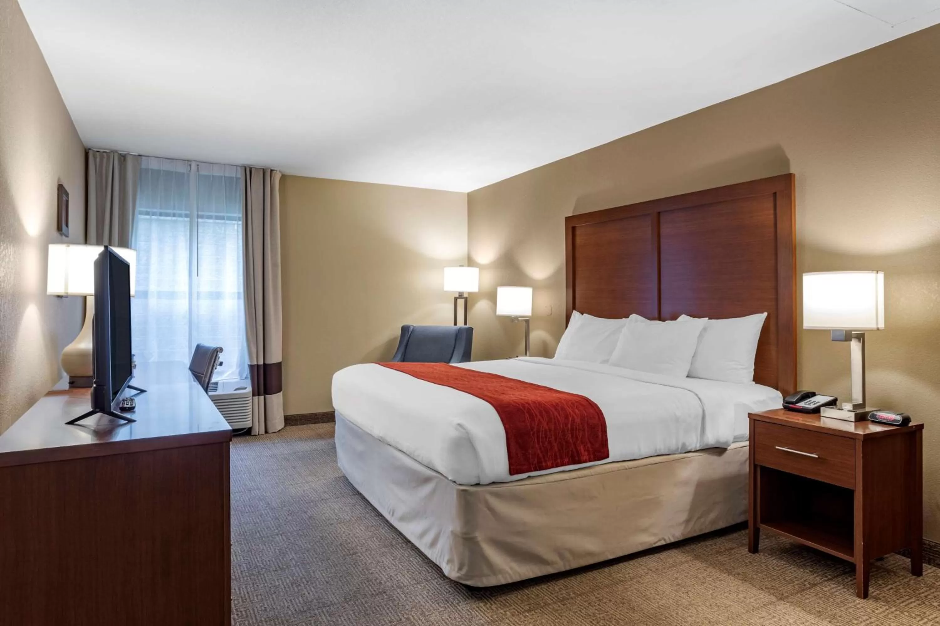 Photo of the whole room, Bed in Comfort Inn Biltmore West