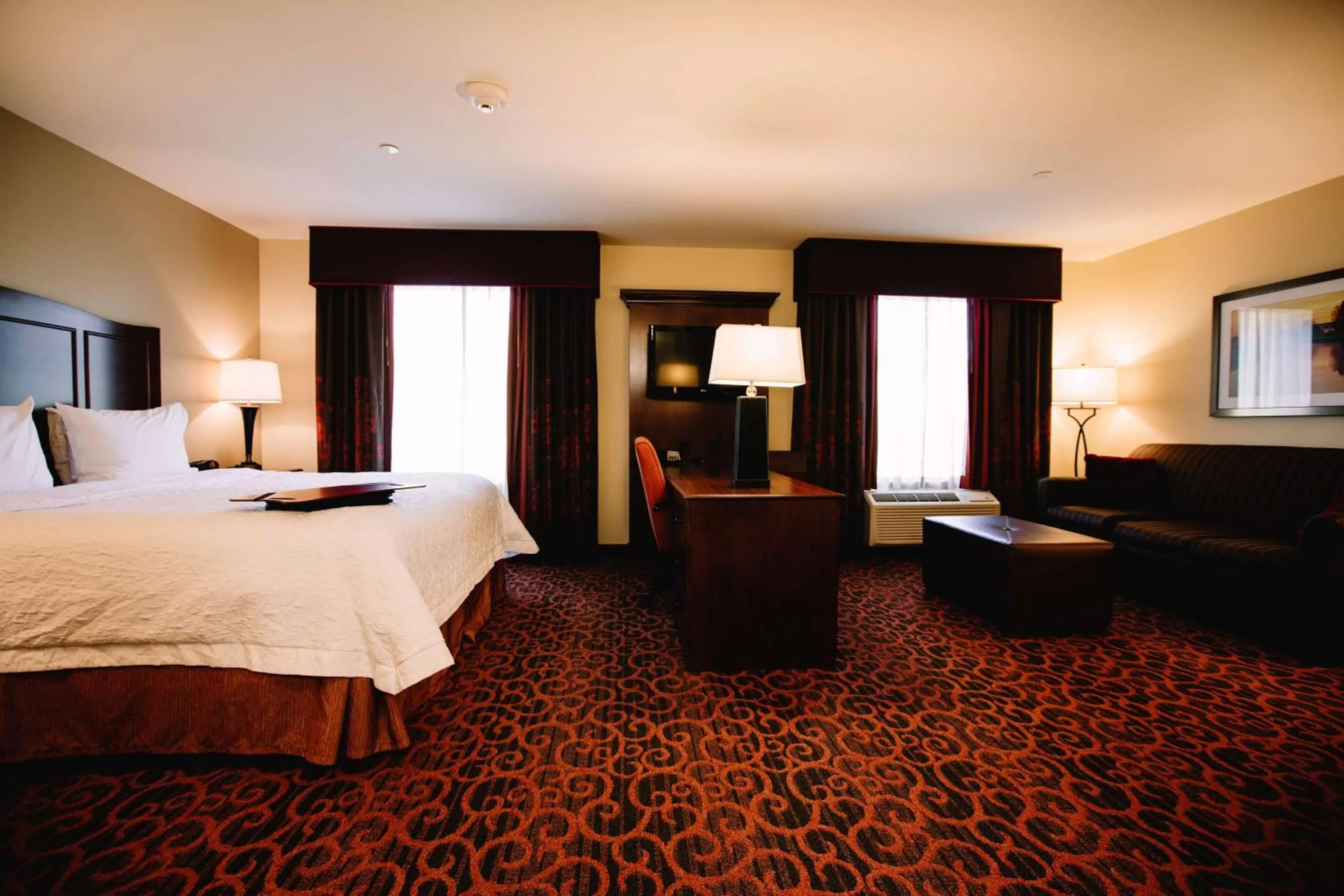 Bed in Hampton Inn & Suites Minot