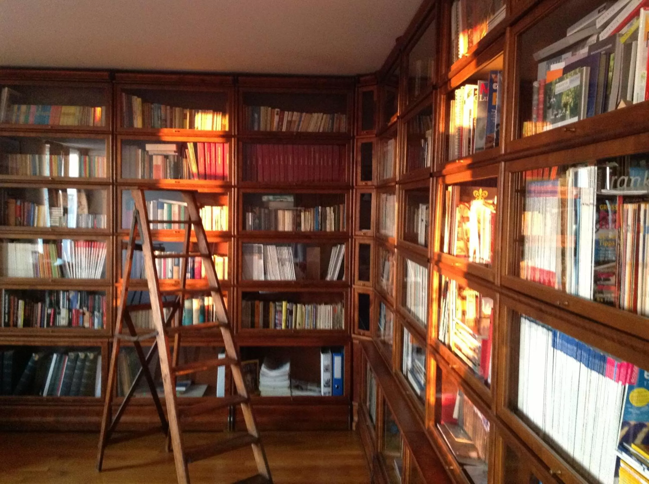 Communal lounge/ TV room, Library in MaisonMazerand