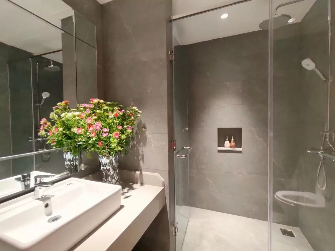 Hong Gia Tue Lake View