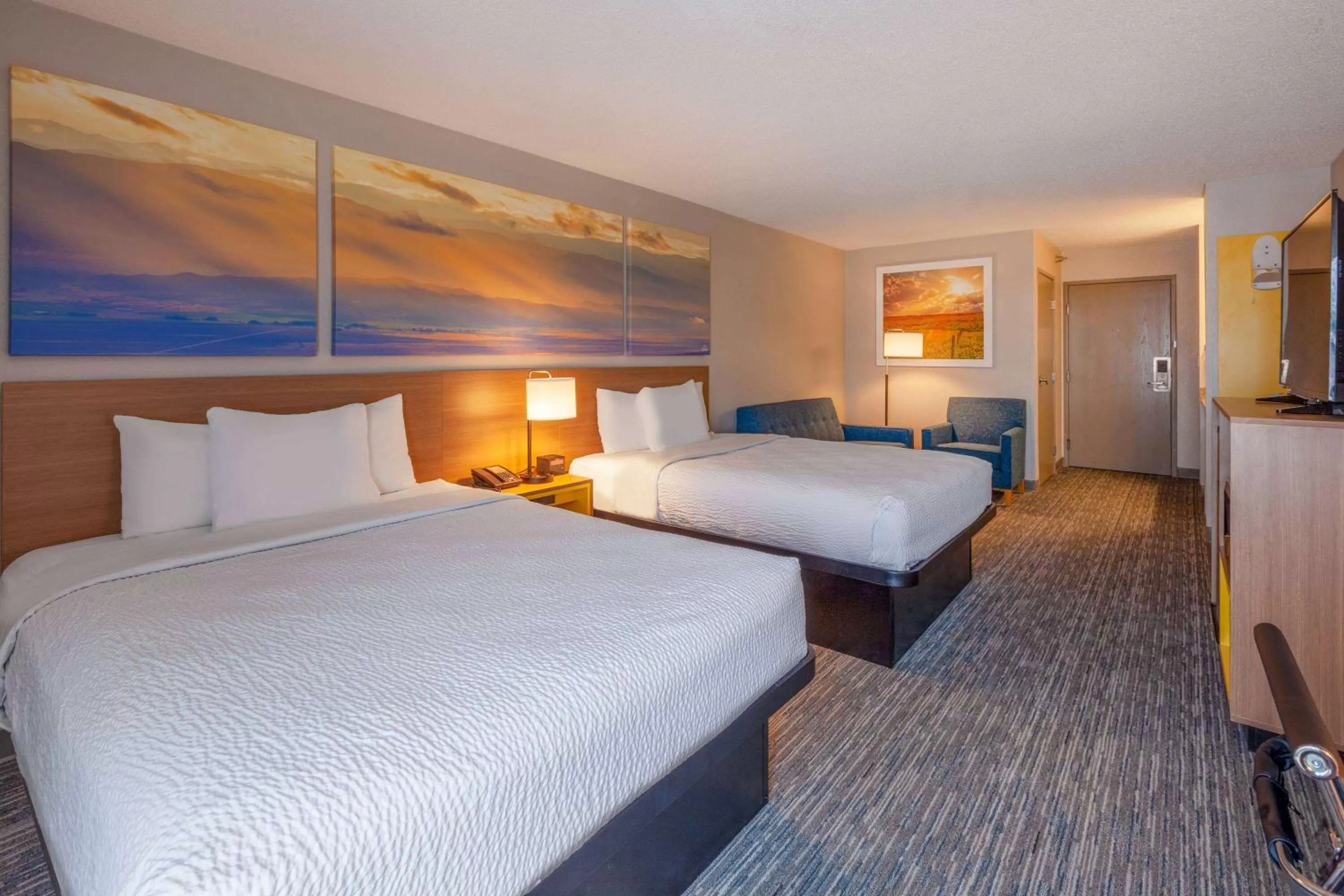 Photo of the whole room, Bed in Days Inn by Wyndham Racine/Sturtevant