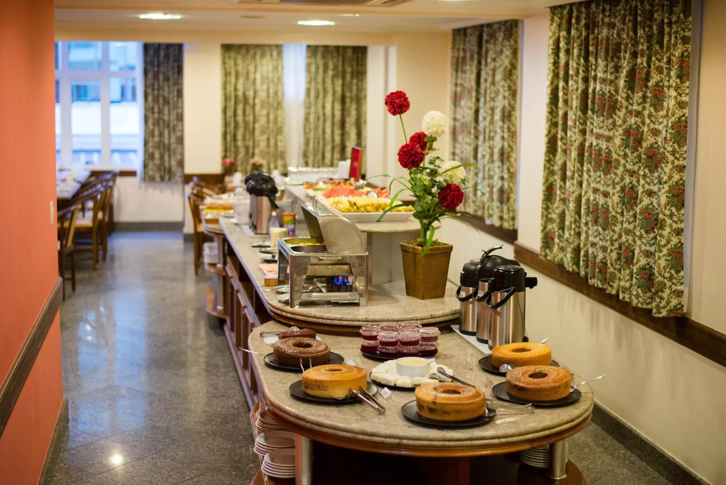 Restaurant/places to eat in Hotel OK