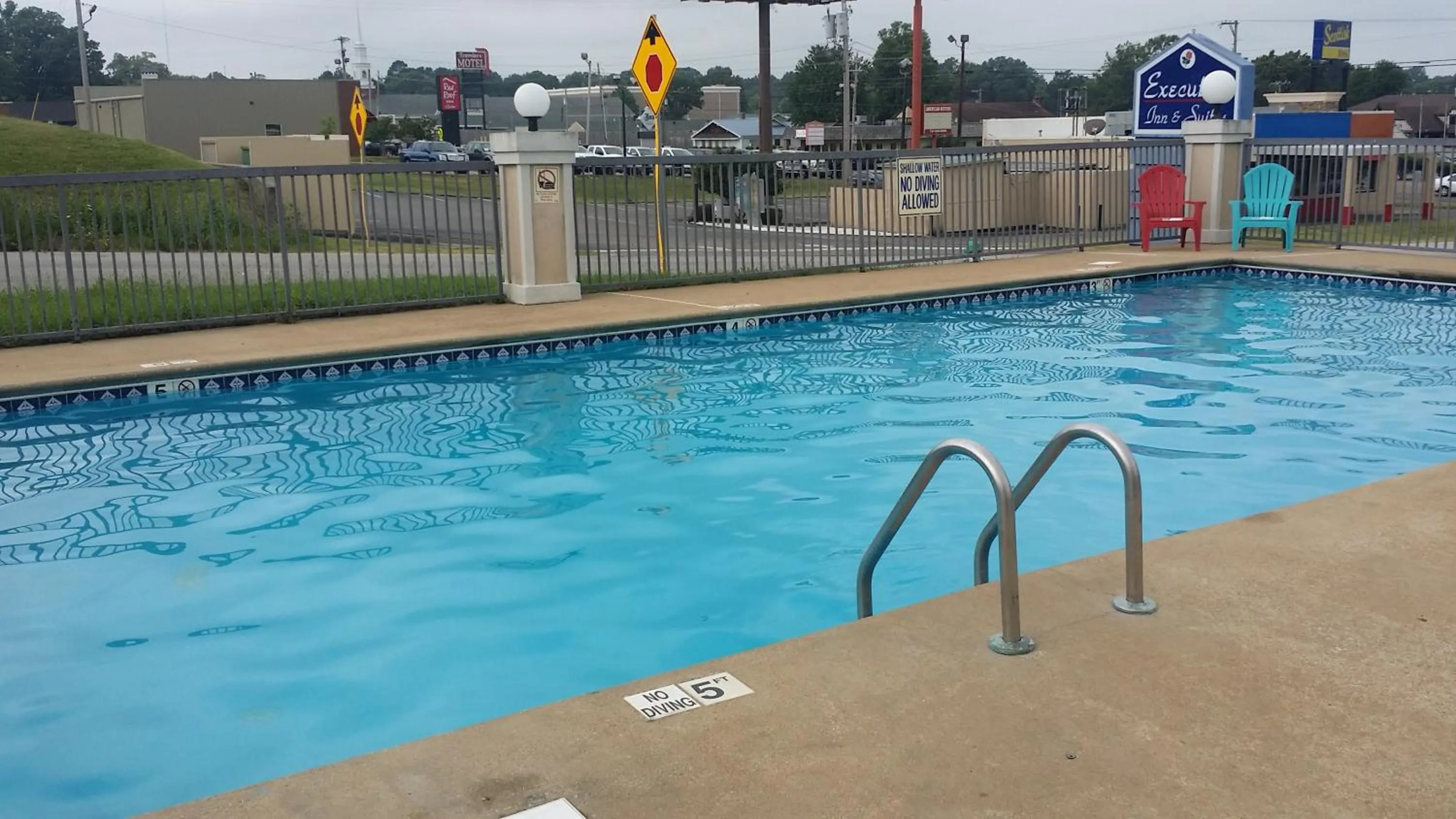 Swimming pool in Executive Inn and Suites - Jackson