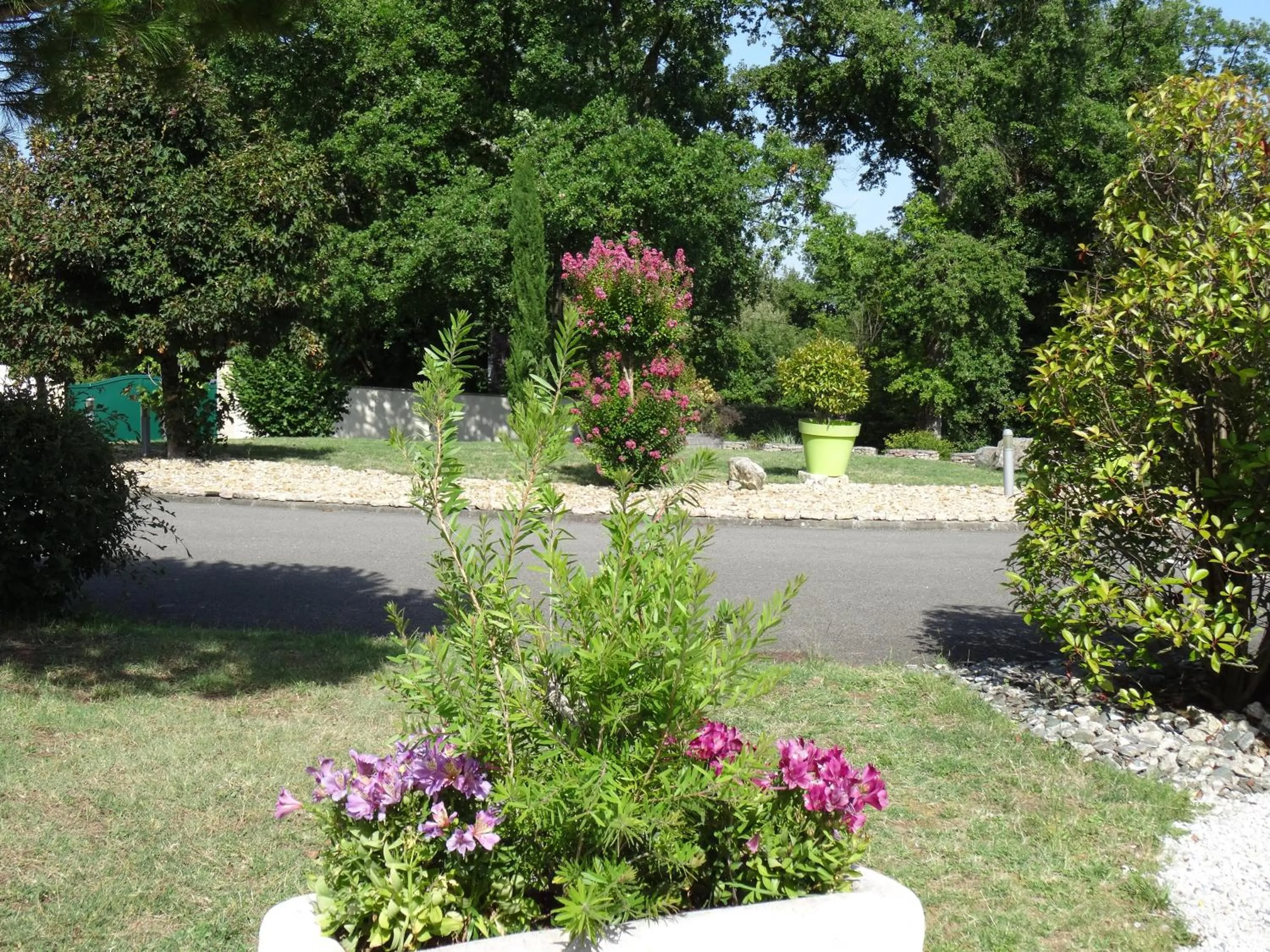 Garden in Domaine de l'Echassier, The Originals Relais