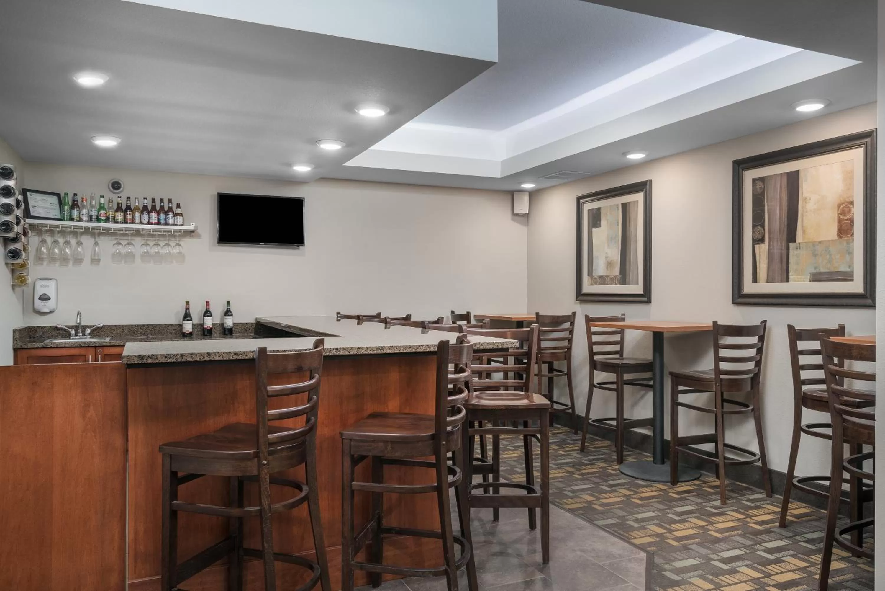 Lounge or bar in AmericInn by Wyndham Hartford SD