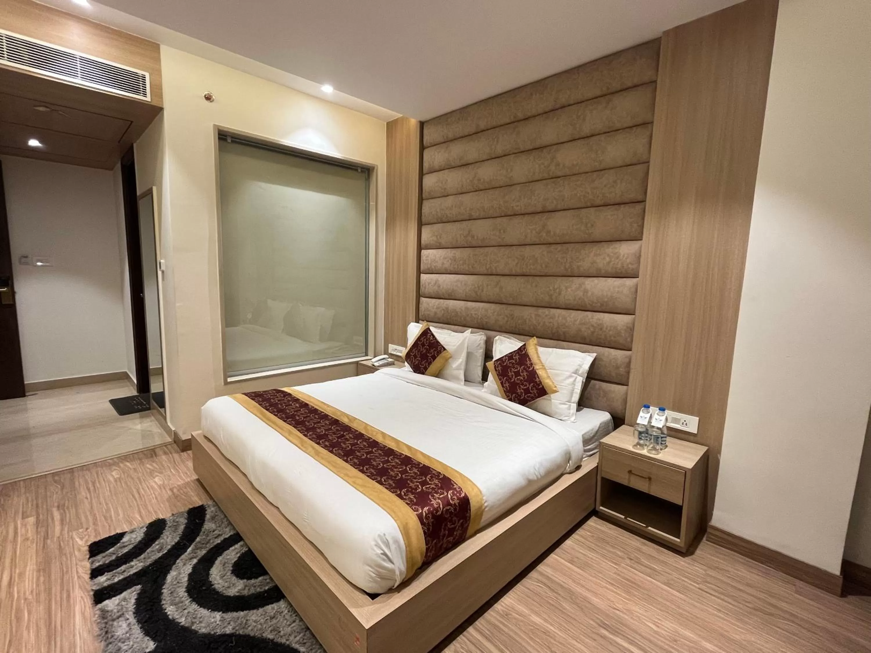 Photo of the whole room, Bed in RRV Hotel