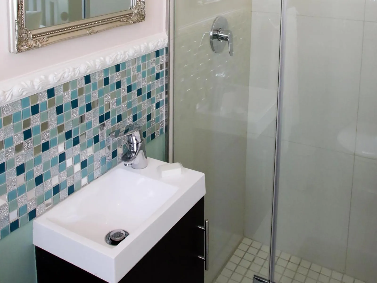 Shower in Dolphin Inn Guesthouse