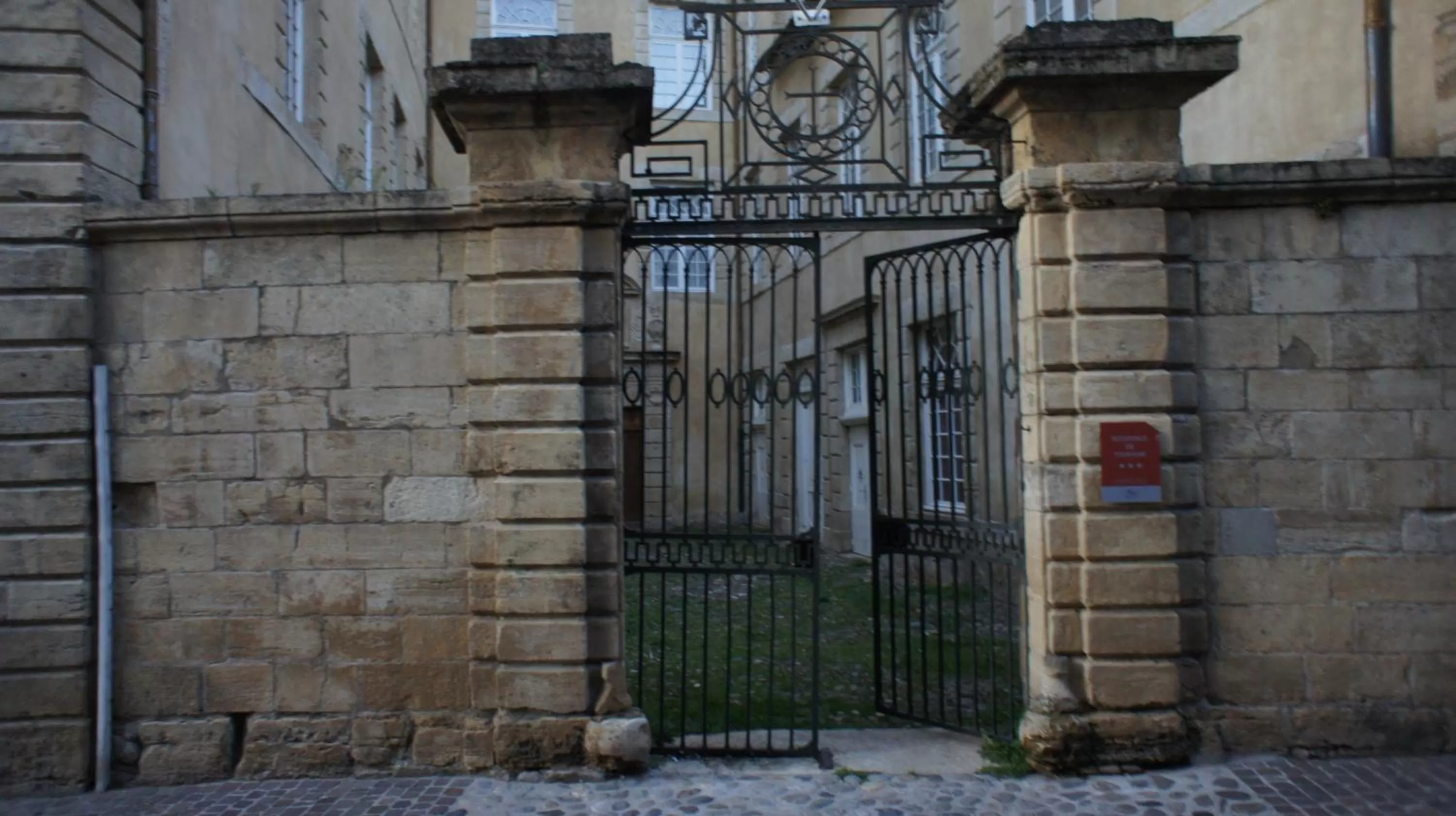 Property Building in Chateau Ricard