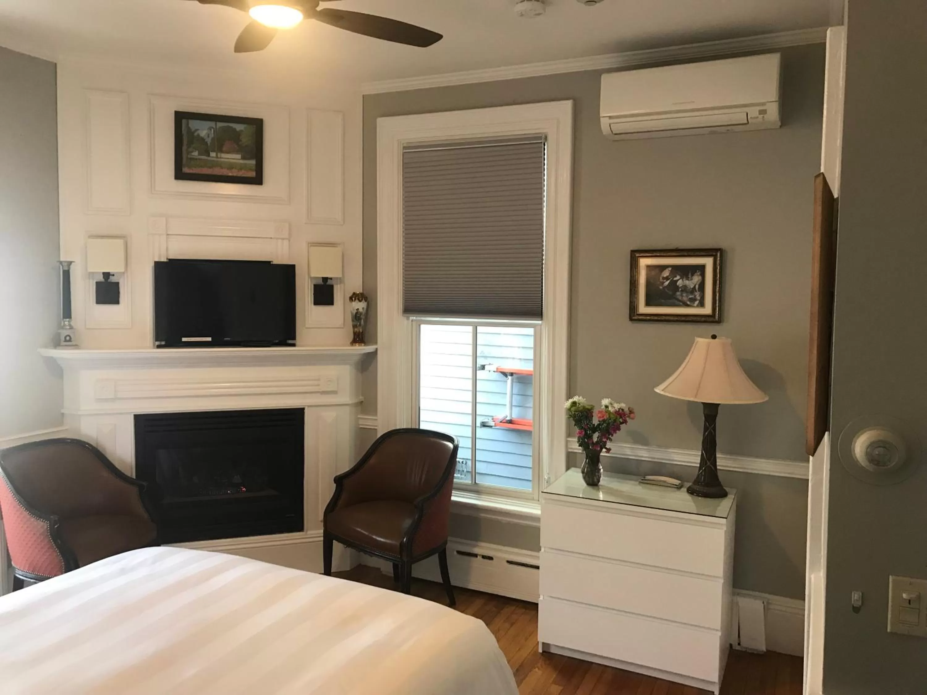 TV and multimedia, TV/Entertainment Center in Prince Albert Guest House, Provincetown