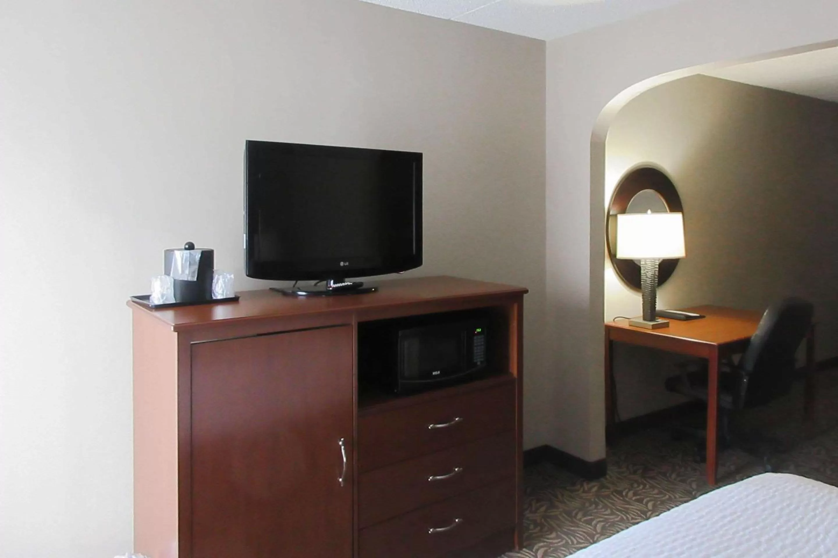 Photo of the whole room, Bed in Clarion Inn & Suites Cortland - University Area