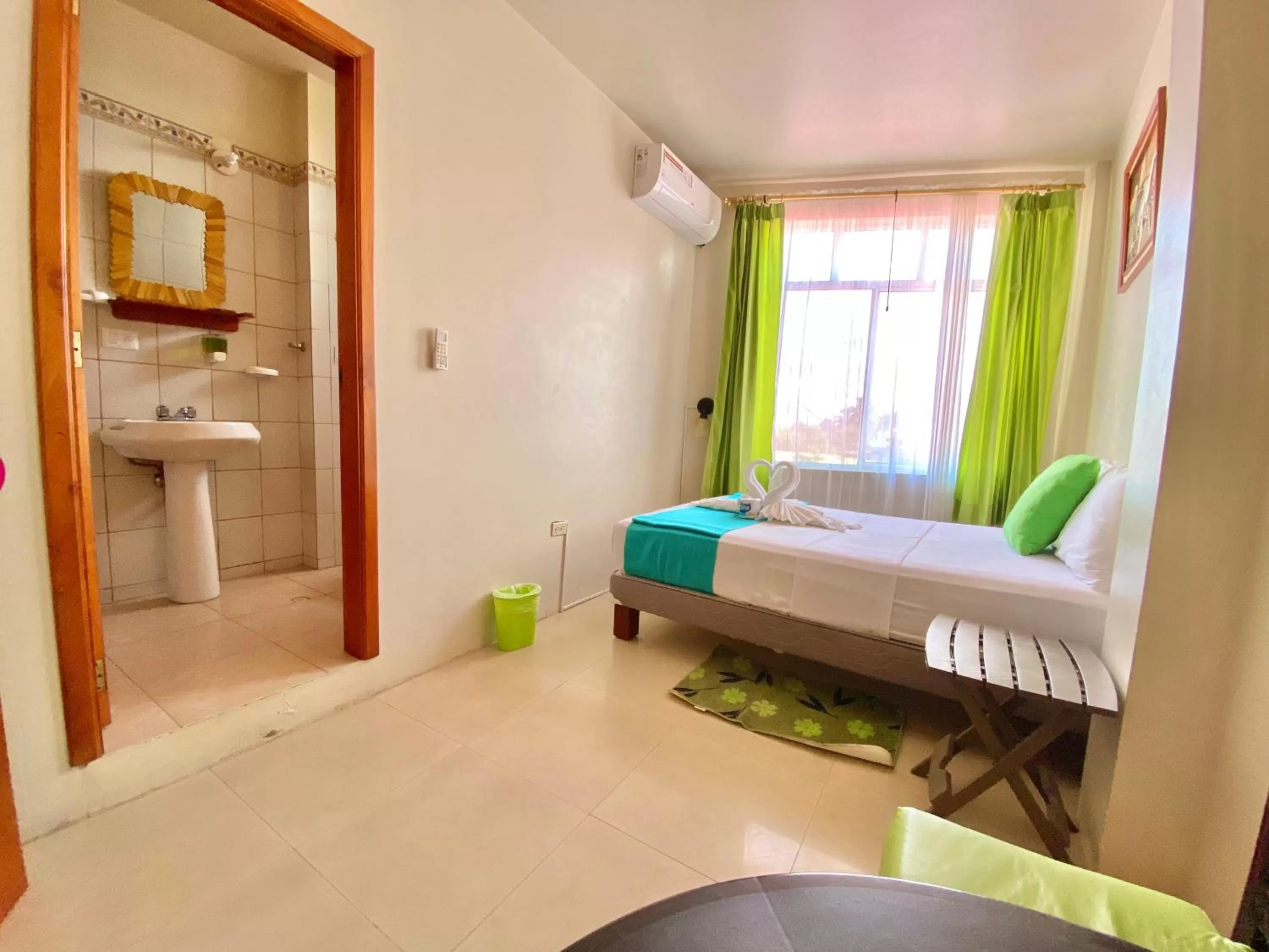 air conditioner, Bed in El Rincón de George