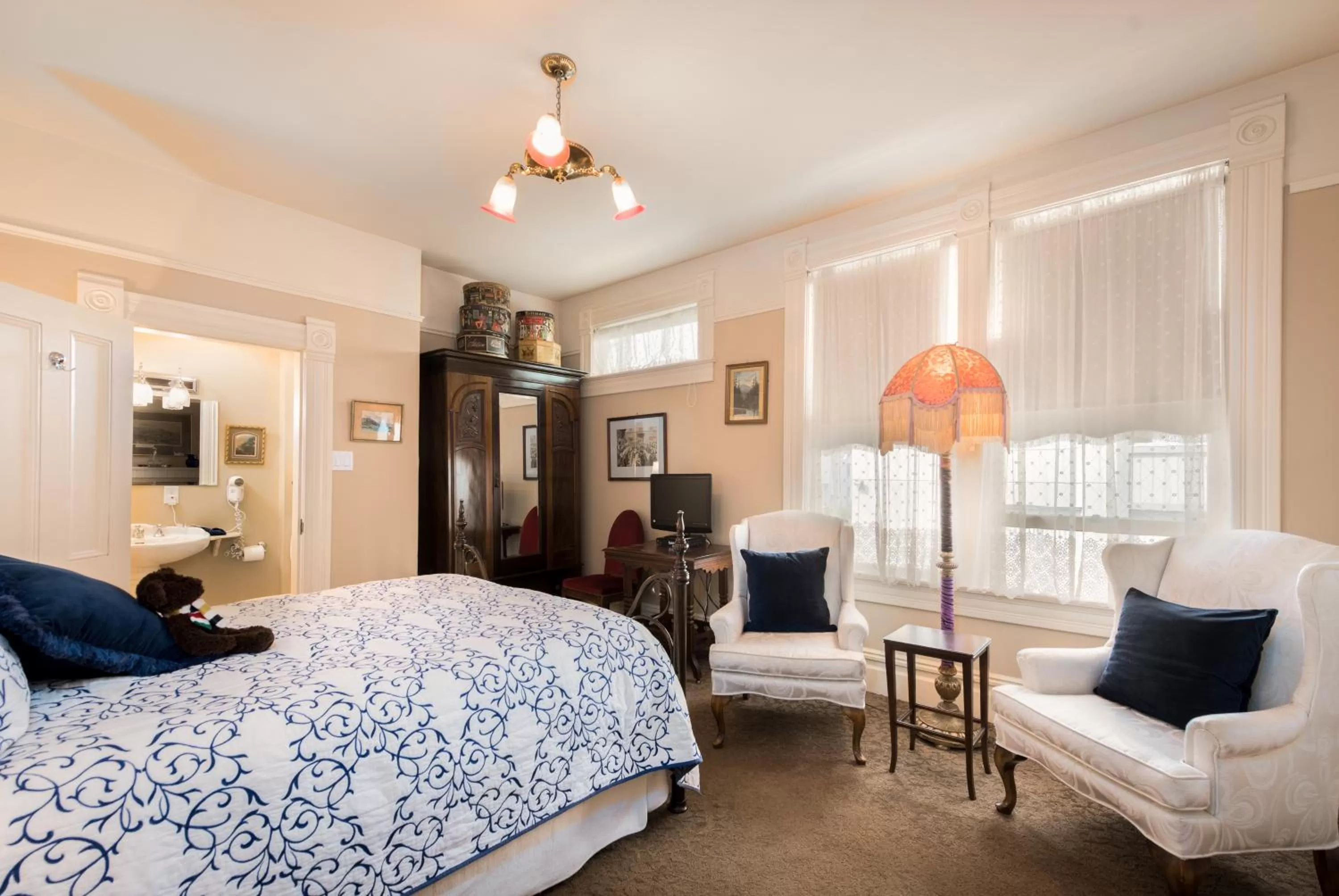 TV and multimedia, Bed in O Canada House Bed & Breakfast