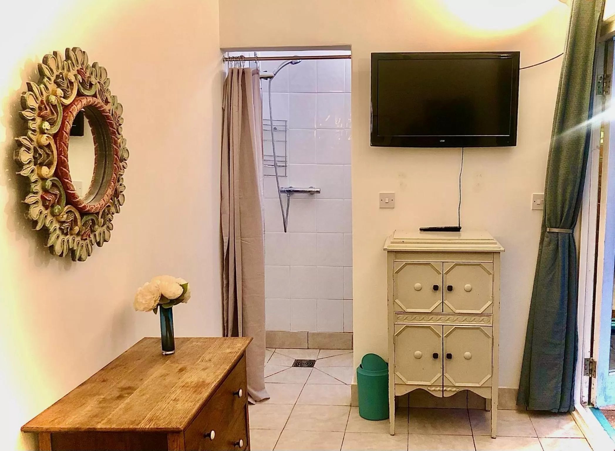 Shower, TV/Entertainment Center in The Dragonfly BNB, Glastonbury