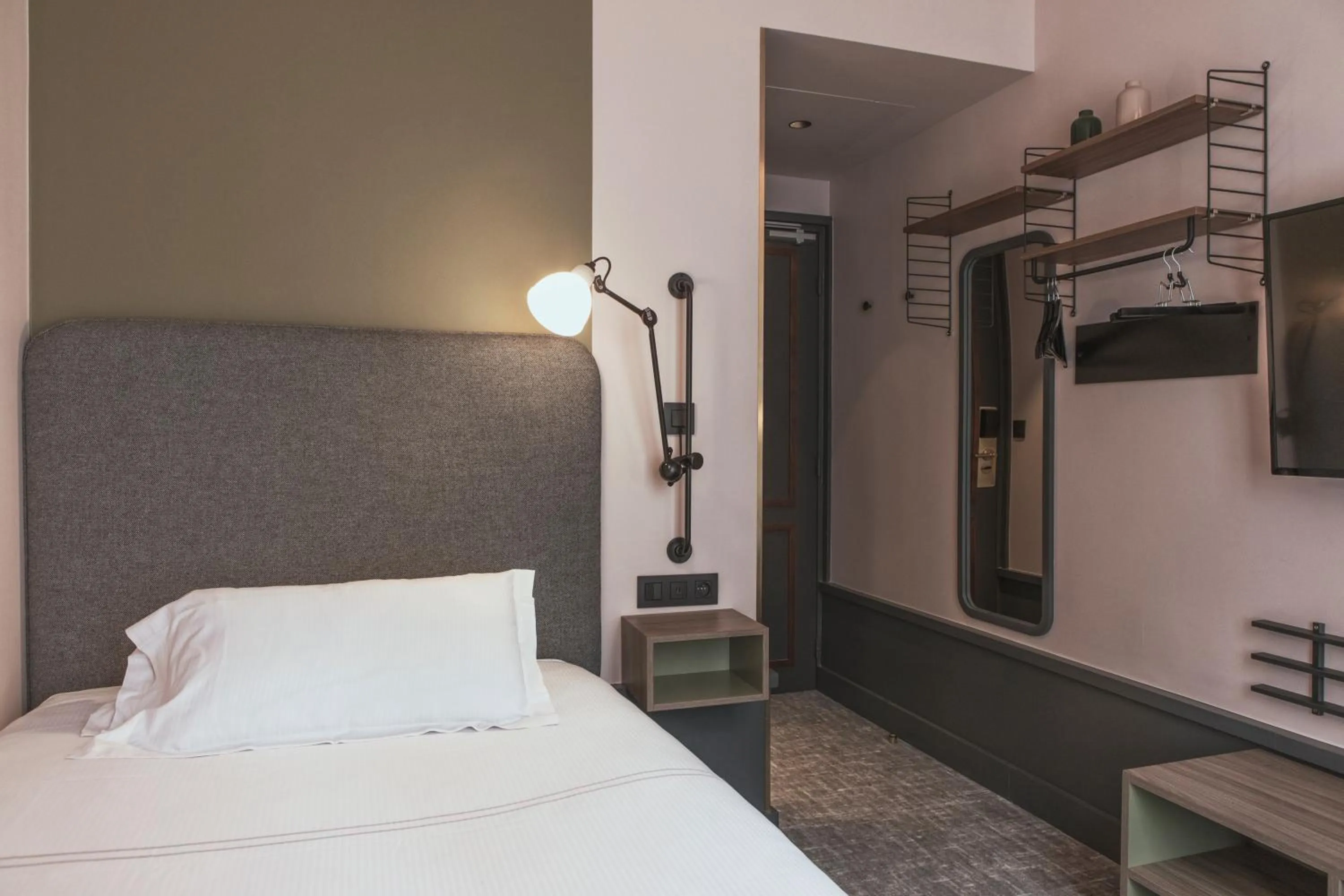 Photo of the whole room, Bed in Hôtel Des Artistes