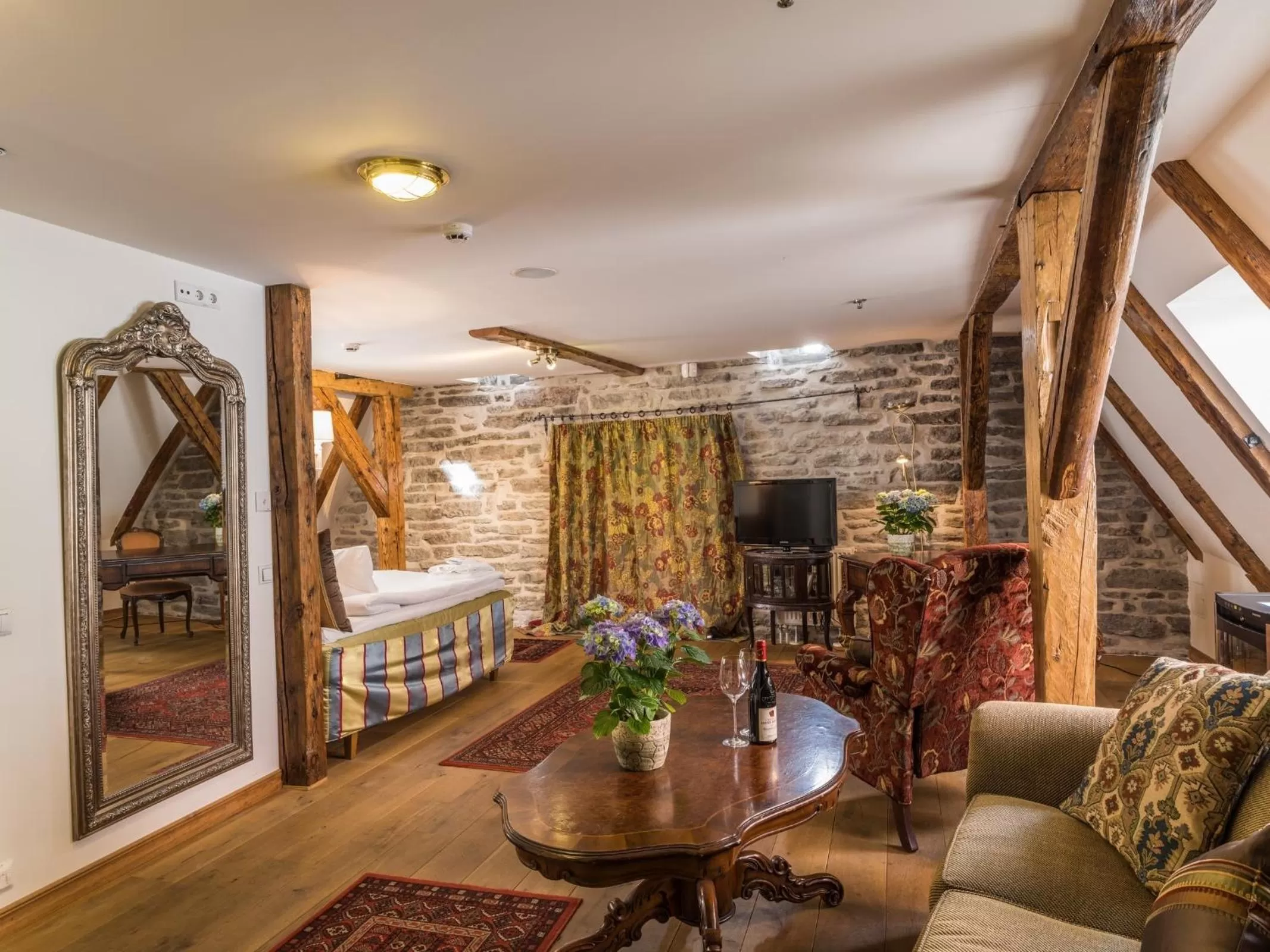 Bedroom, Bed in CRU Hotel