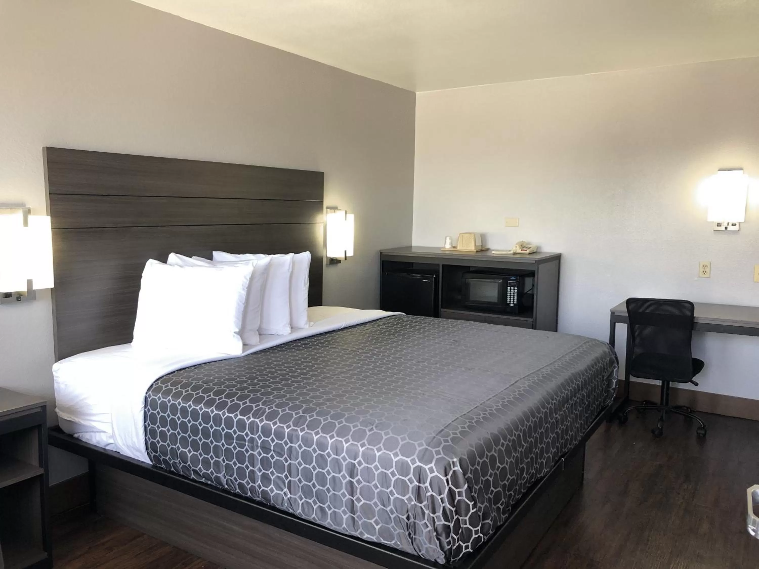 Photo of the whole room, Bed in Blue Way Inn By Jasper Near Frost Bank Center