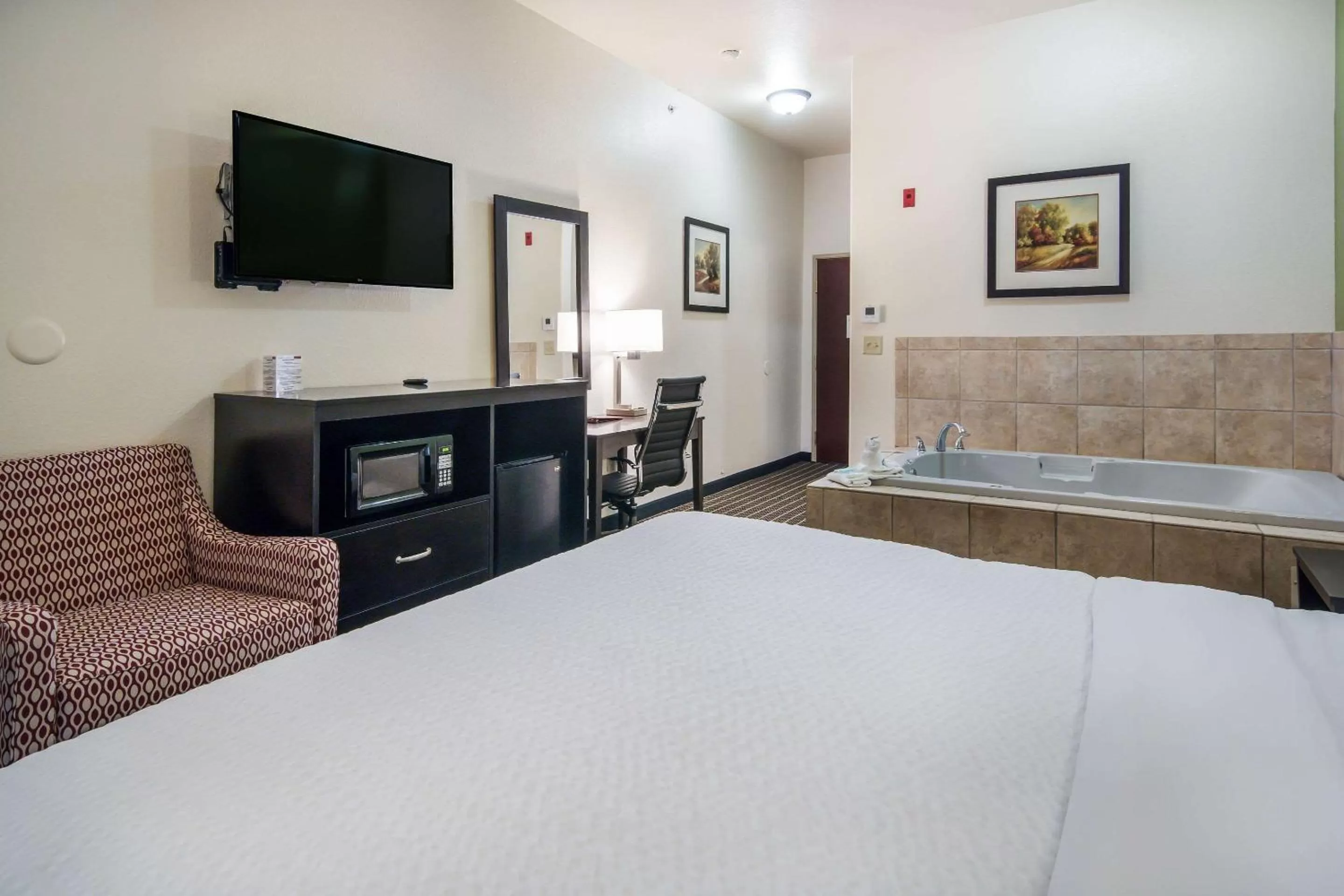 Photo of the whole room, Bed in Clarion Inn & Suites Weatherford South