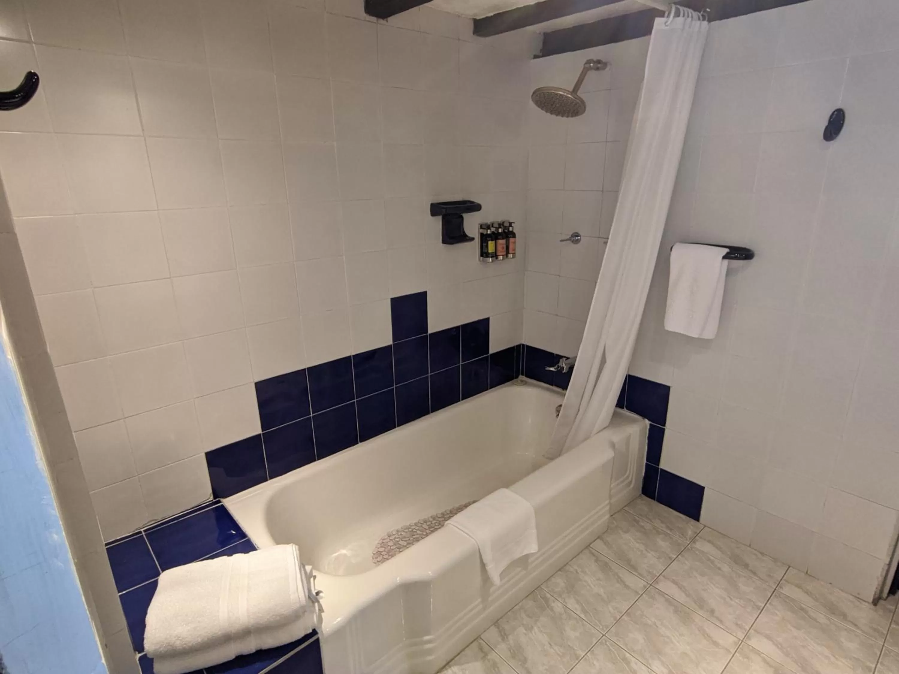 Bath in Posada Cafe La Huerta