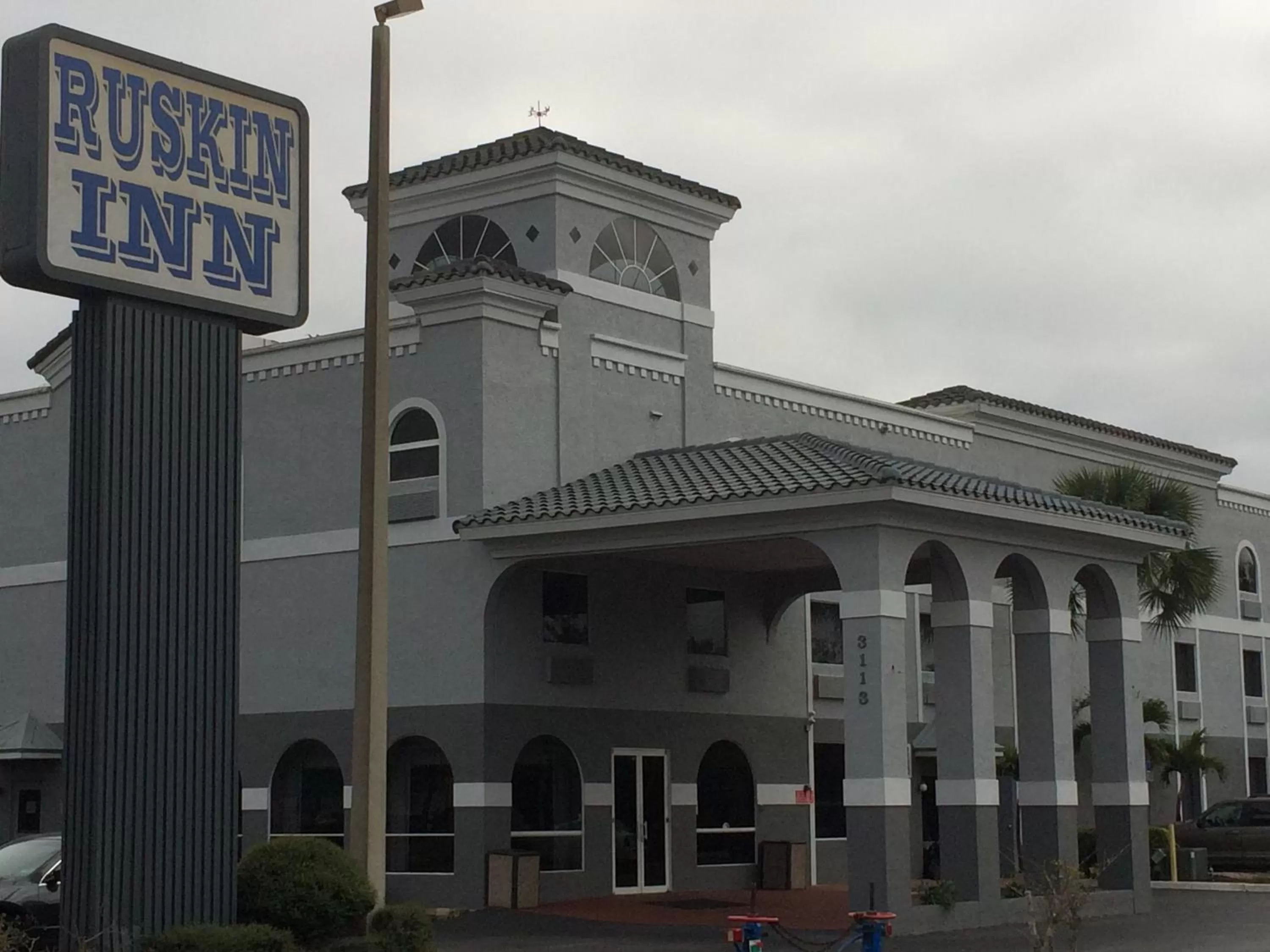 Property logo or sign in Ruskin Inn Tampa-Sun City Center