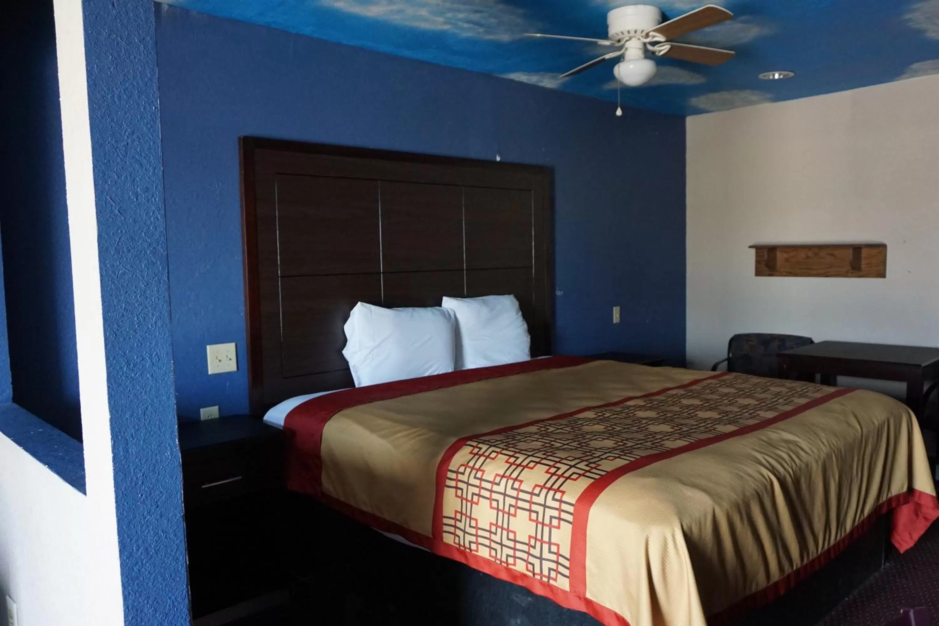 Photo of the whole room, Bed in Star Light Inn