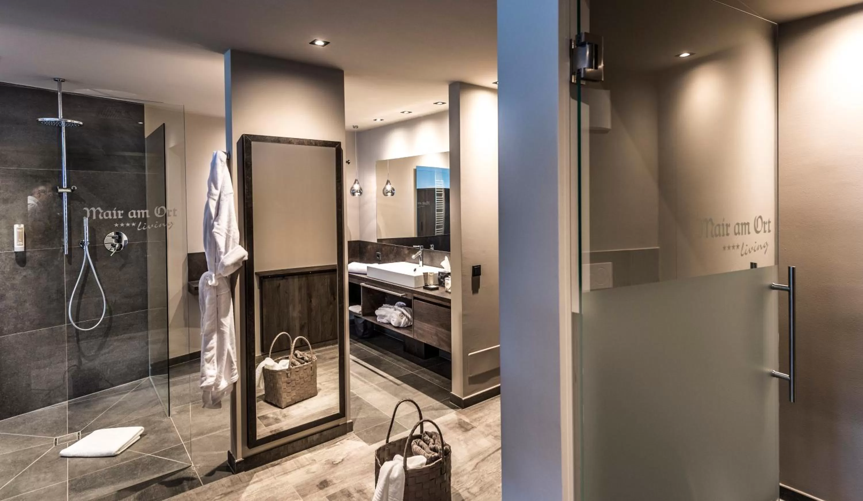 Shower, Kitchen/Kitchenette in Mair Am Ort Living Hotel B&B