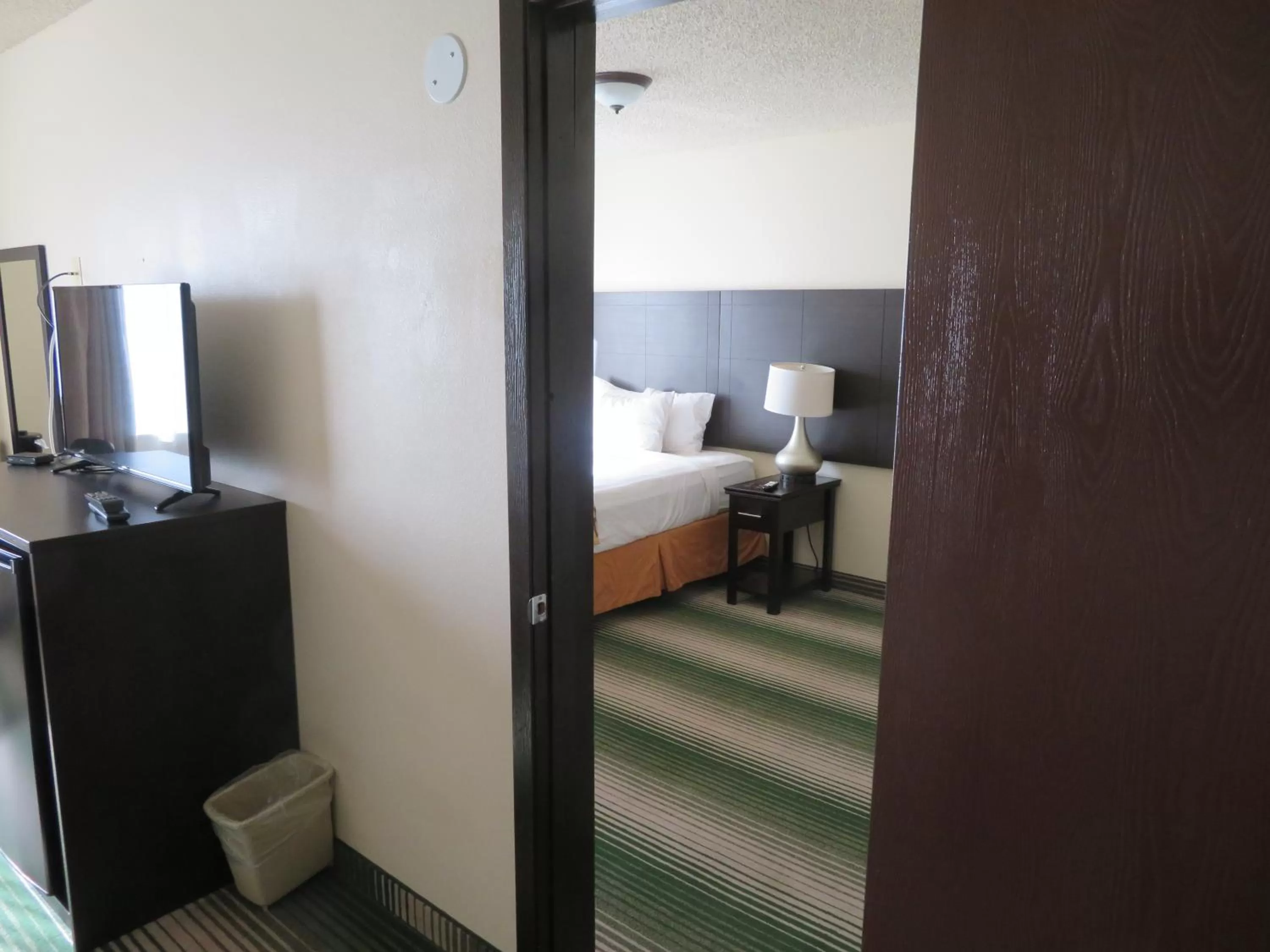 Bed in GreenTree Inn Montrose