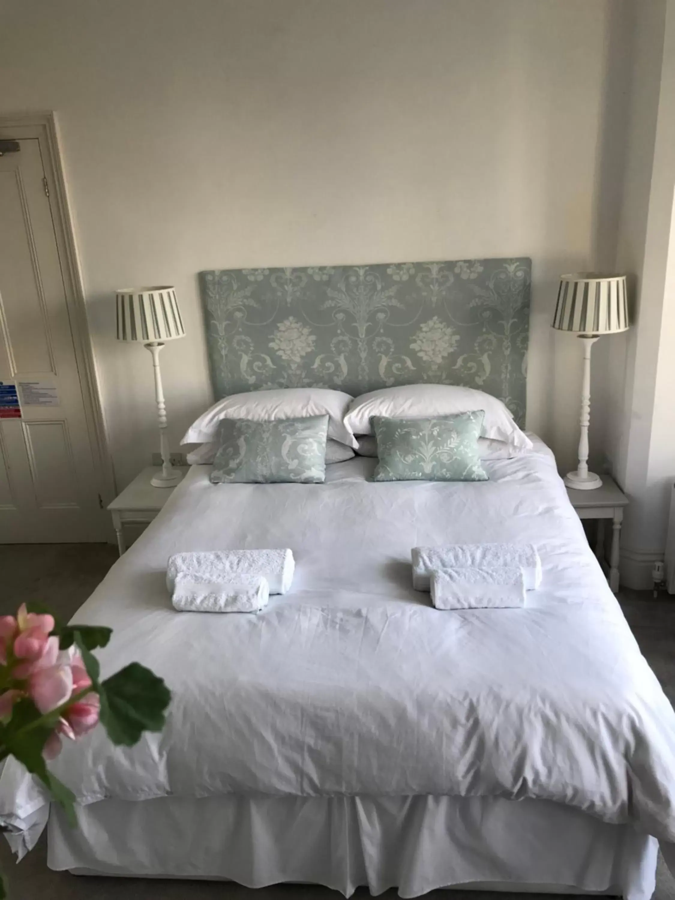 King Room with En Suite Shower in Poplars Farm King Room with En Suite Shower in Poplars Farm