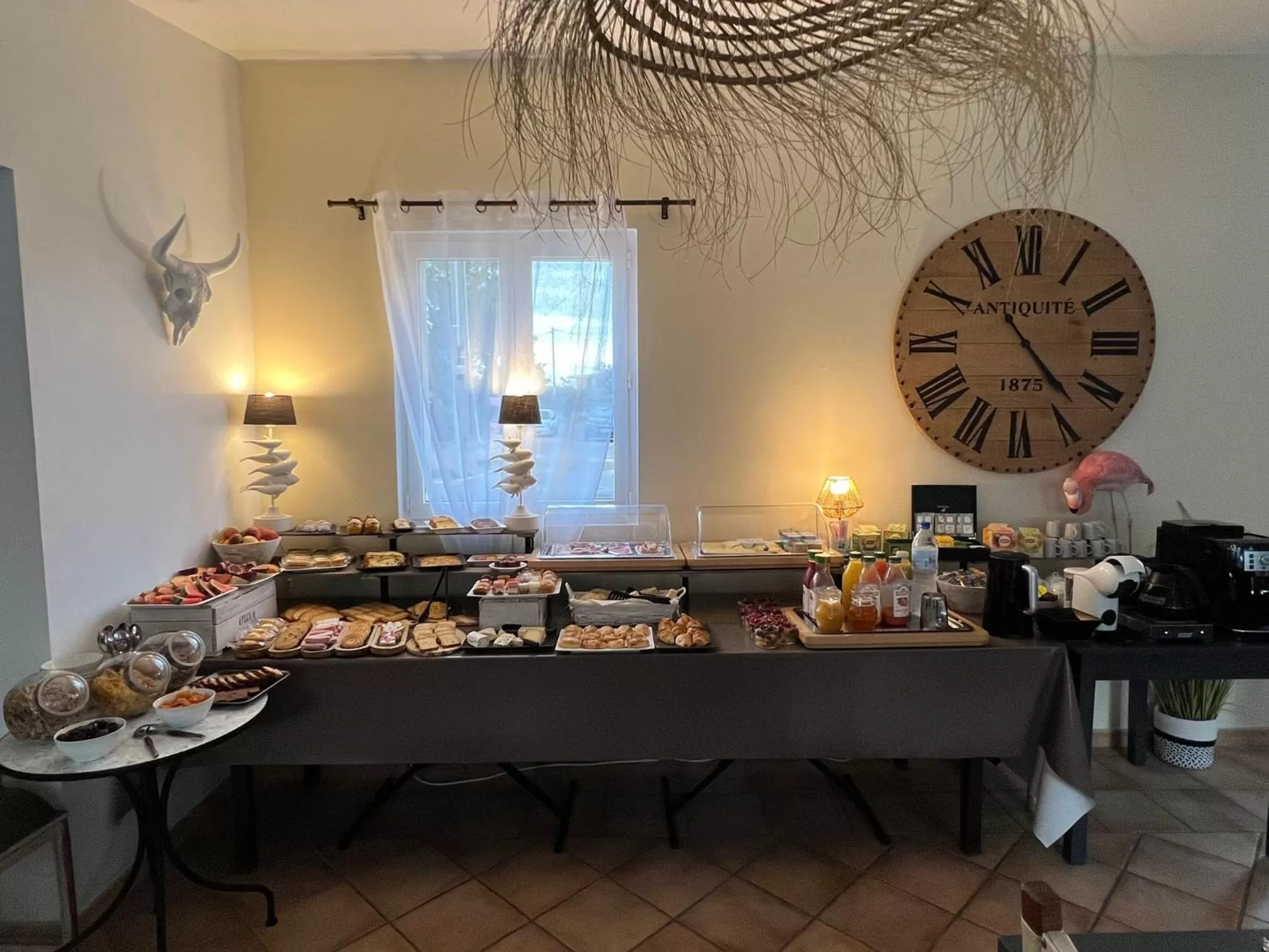 Buffet breakfast in Hôtel Le Médiéval - Parking inclus & accueil vélo