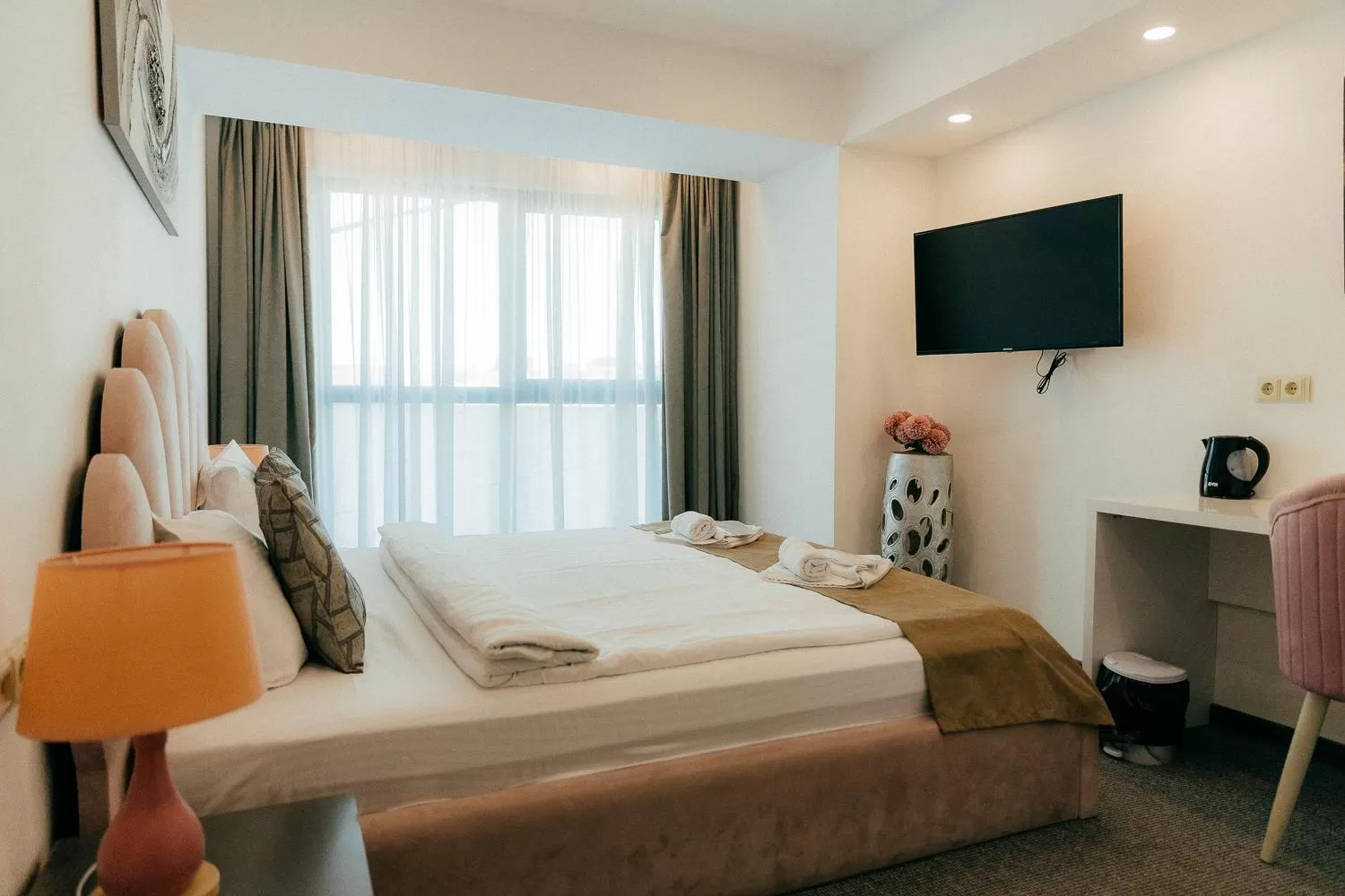 TV and multimedia, Bed in Royal Plaza Hotel