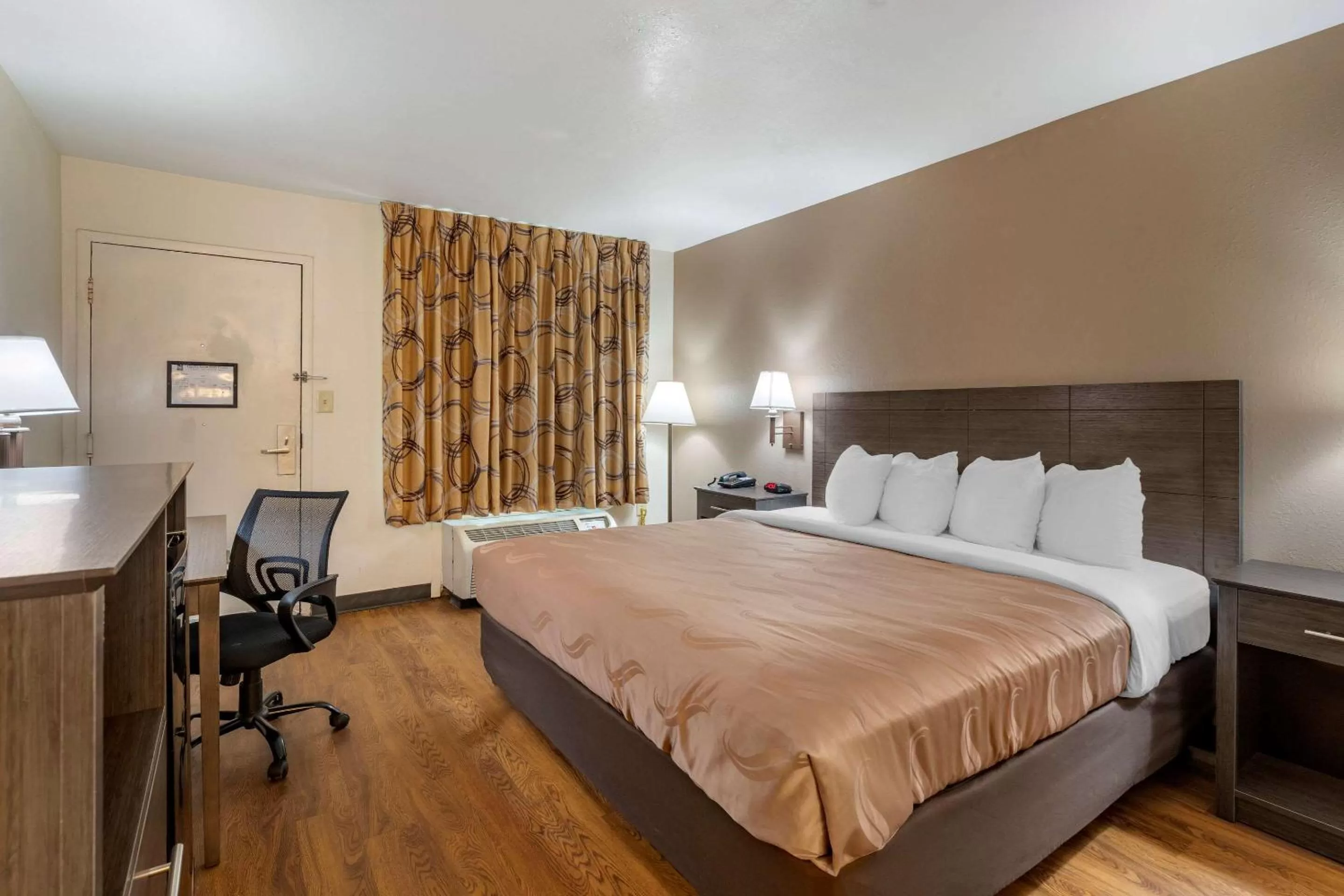 Bedroom in Quality Inn At Town Center