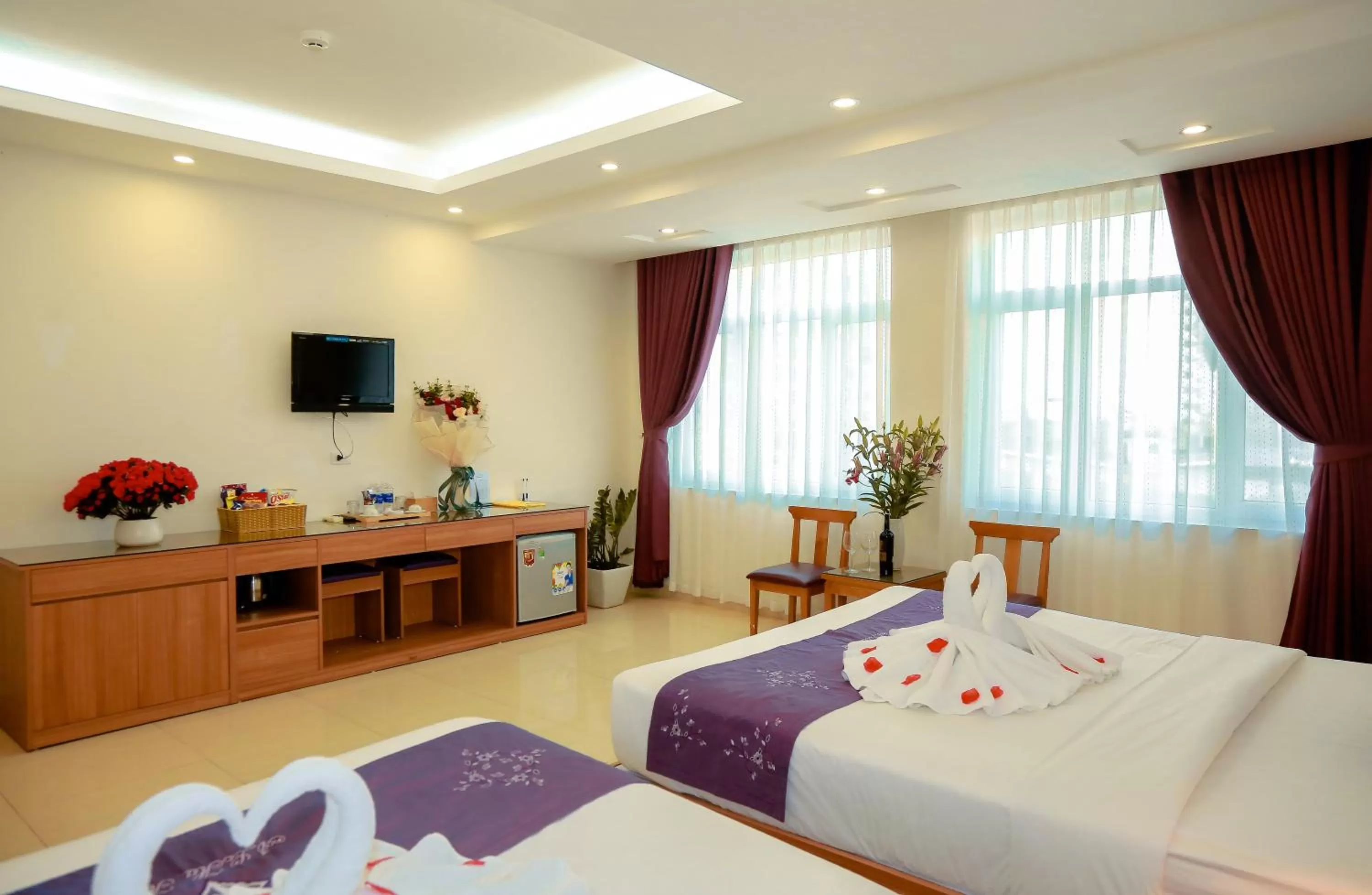 Communal lounge/ TV room, Bed in Aloha Hotel