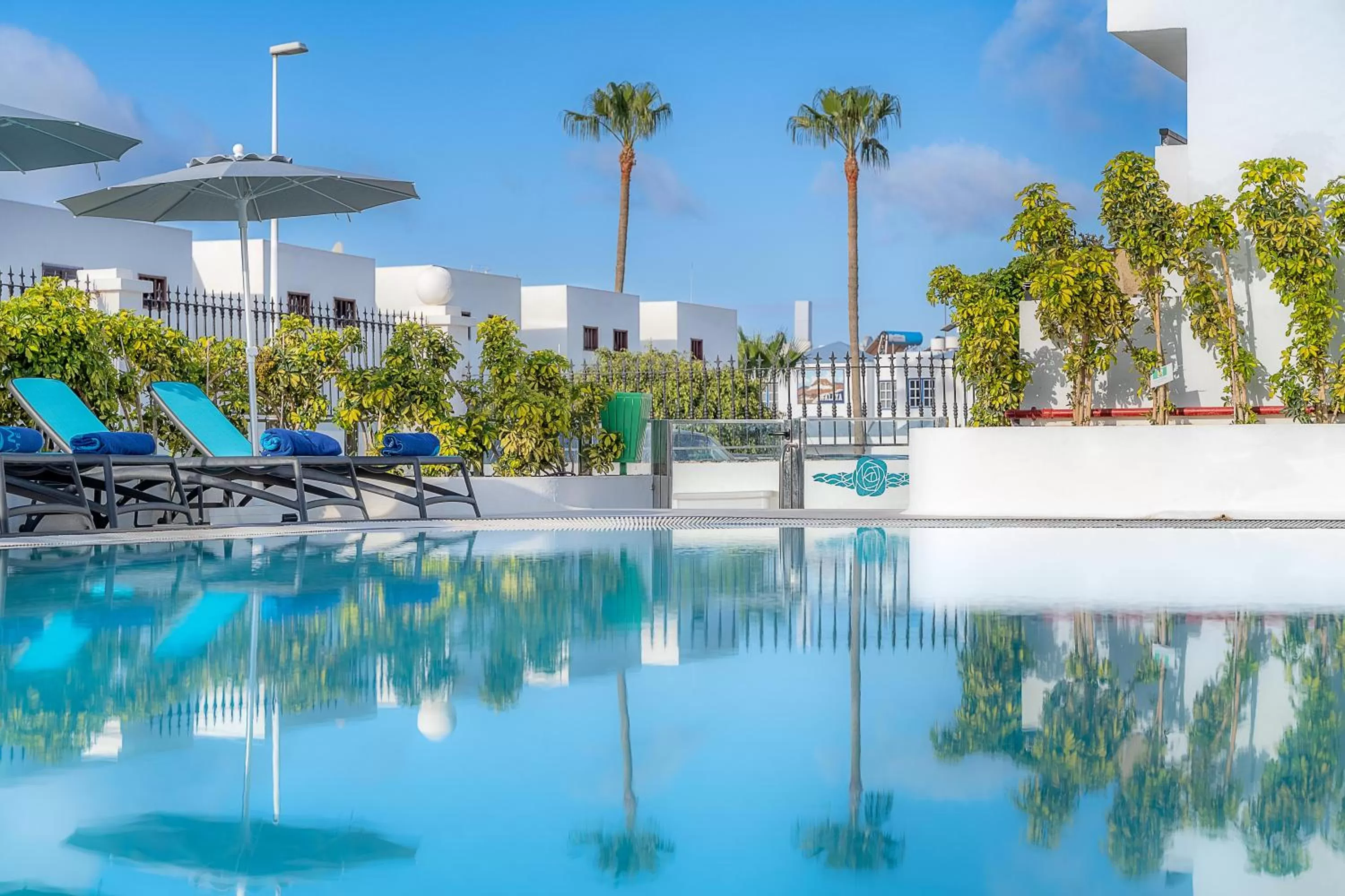 Swimming pool in Rosamar Apartamentos