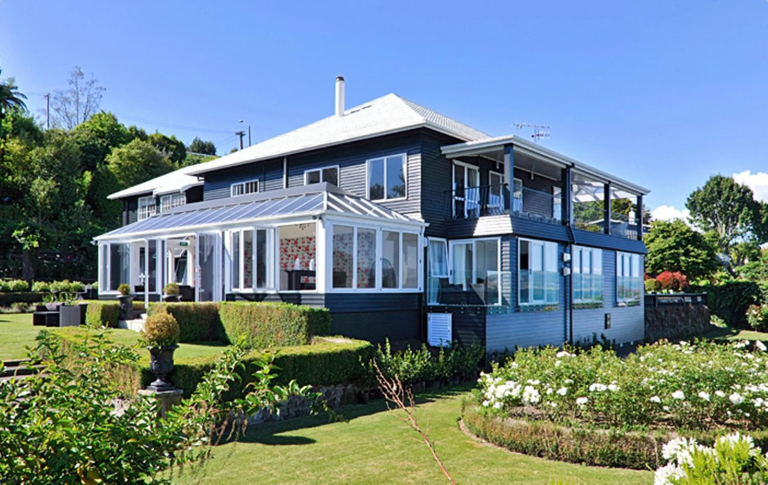 Property building in Black Swan Lakeside Boutique Hotel